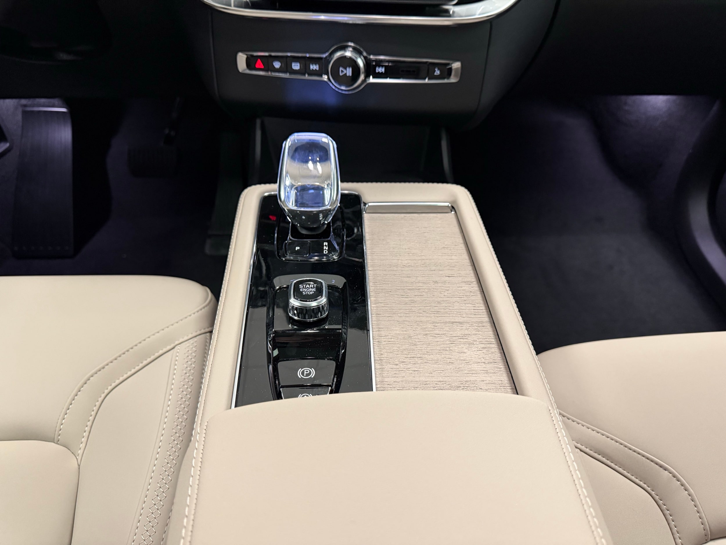 new 2025 Volvo XC90 car, priced at $68,245
