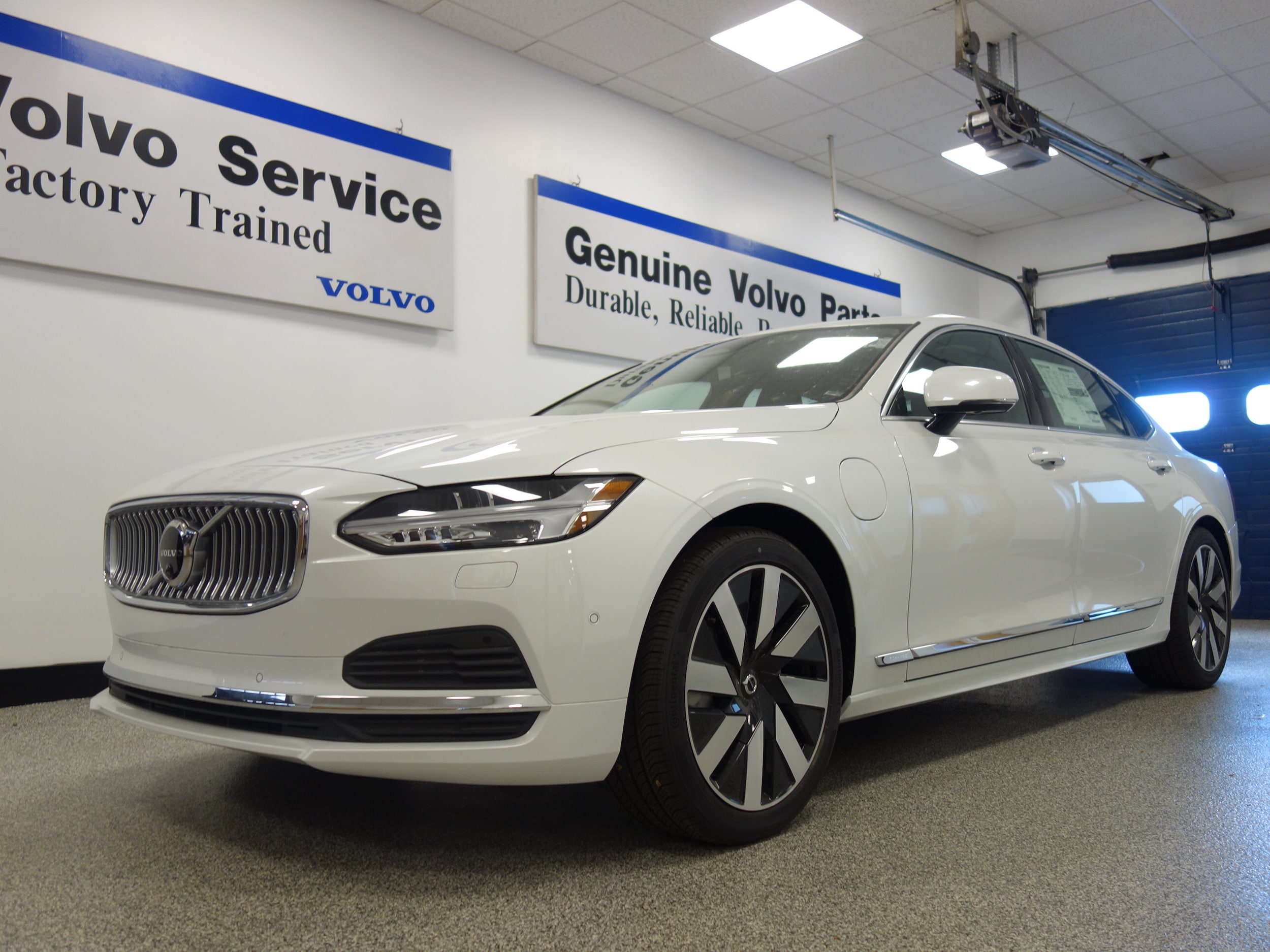 new 2024 Volvo S90 plug-in hybrid car, priced at $78,495