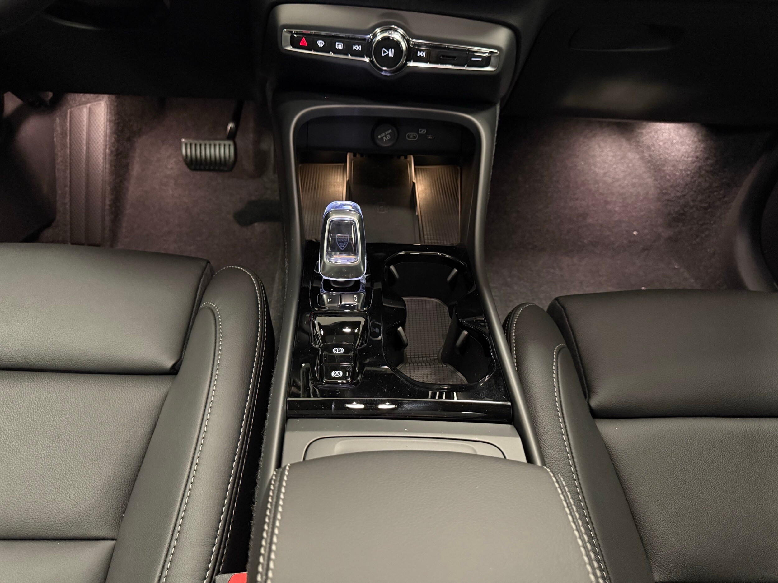 new 2025 Volvo XC40 car, priced at $48,335