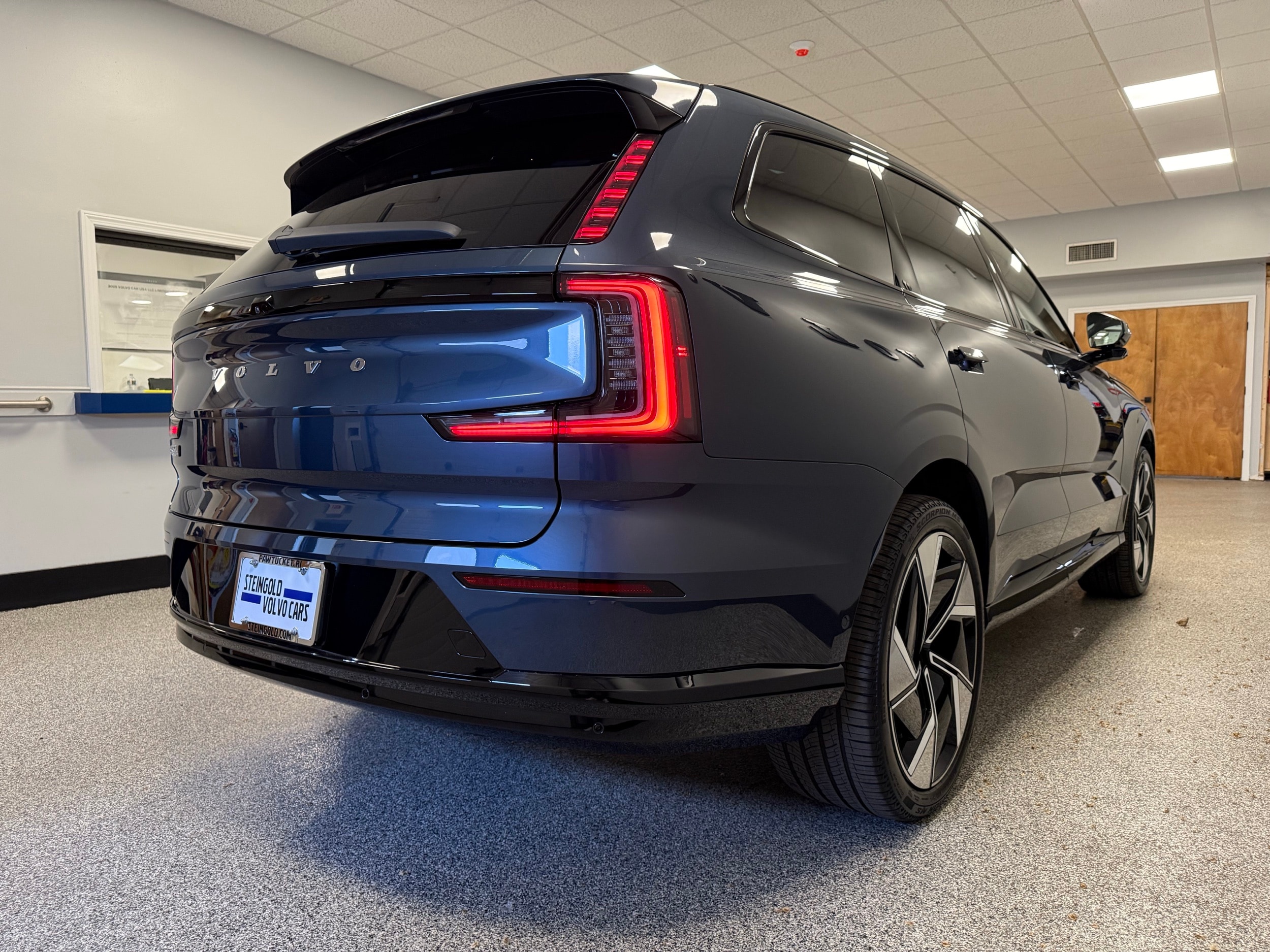 new 2025 Volvo EX90 car, priced at $91,290