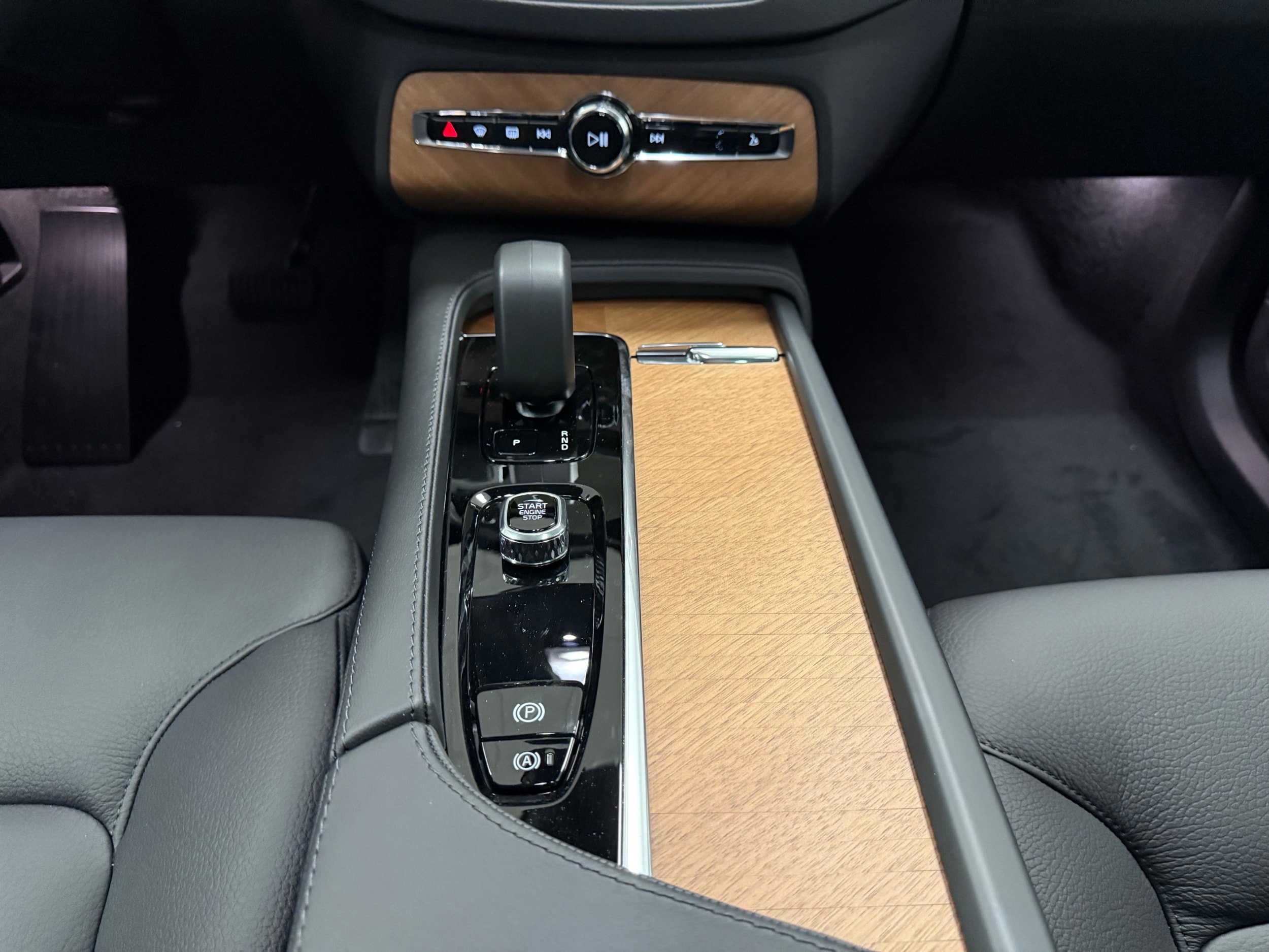 new 2025 Volvo XC90 car, priced at $68,455