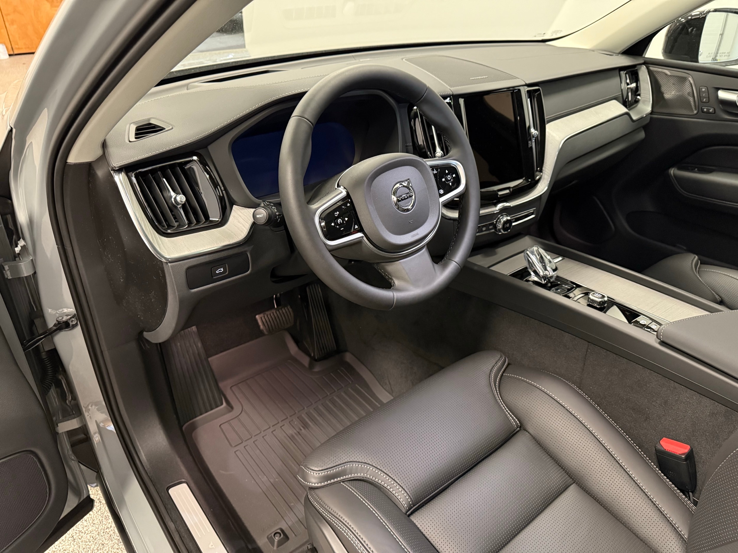 new 2025 Volvo XC60 car, priced at $61,400