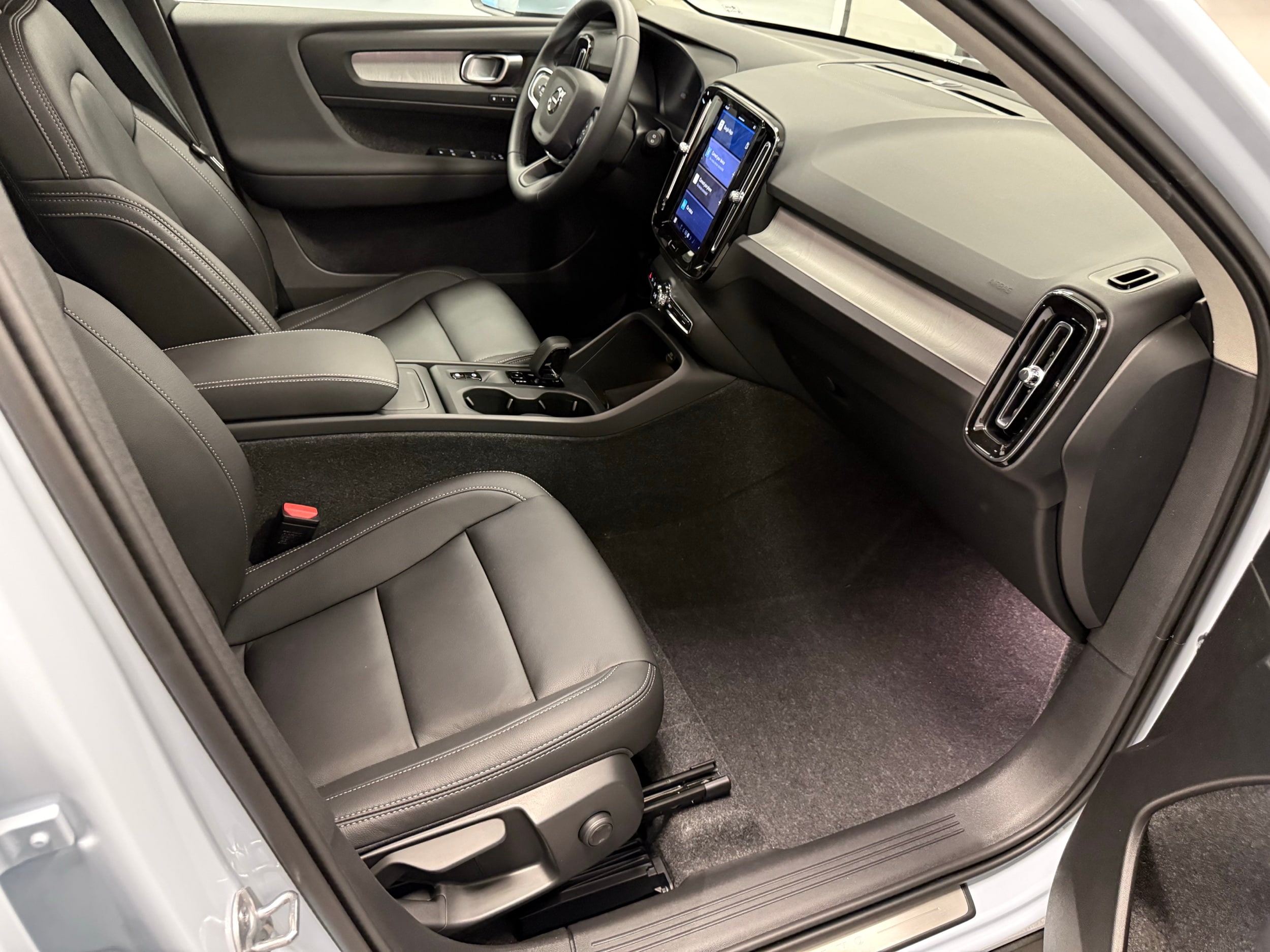 new 2025 Volvo XC40 car, priced at $44,595