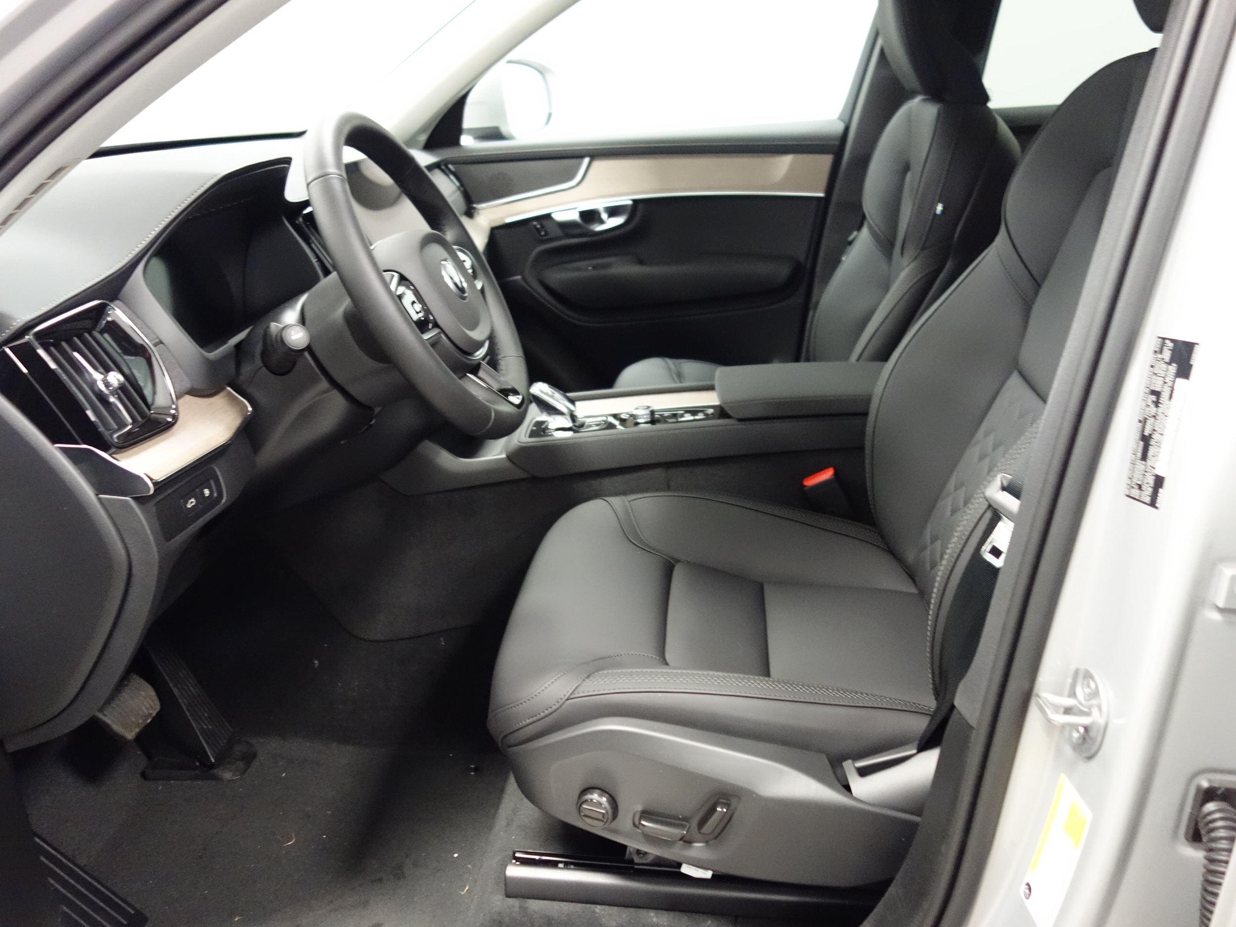 new 2025 Volvo XC90 plug-in hybrid car, priced at $77,145