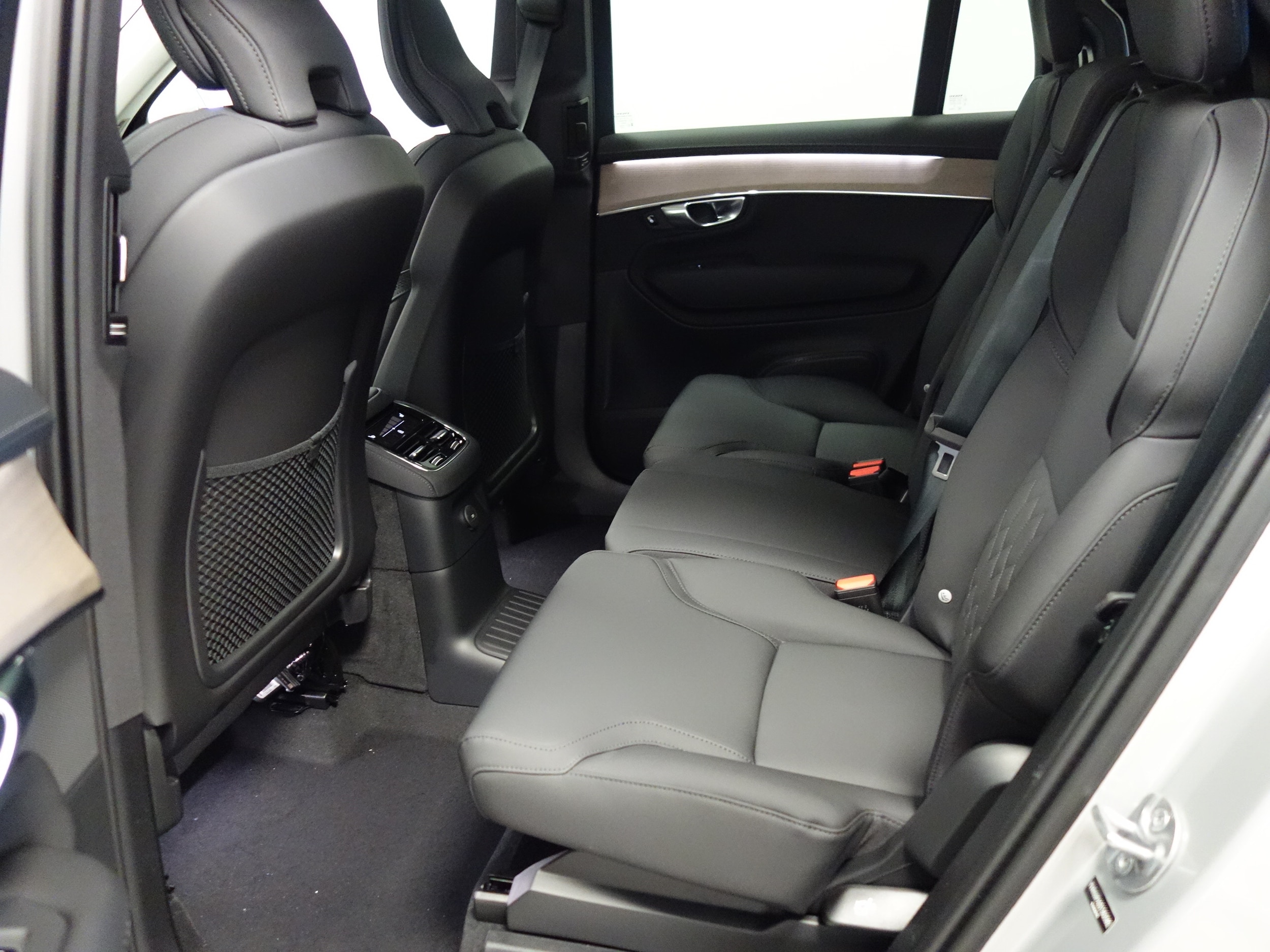 new 2025 Volvo XC90 plug-in hybrid car, priced at $77,145