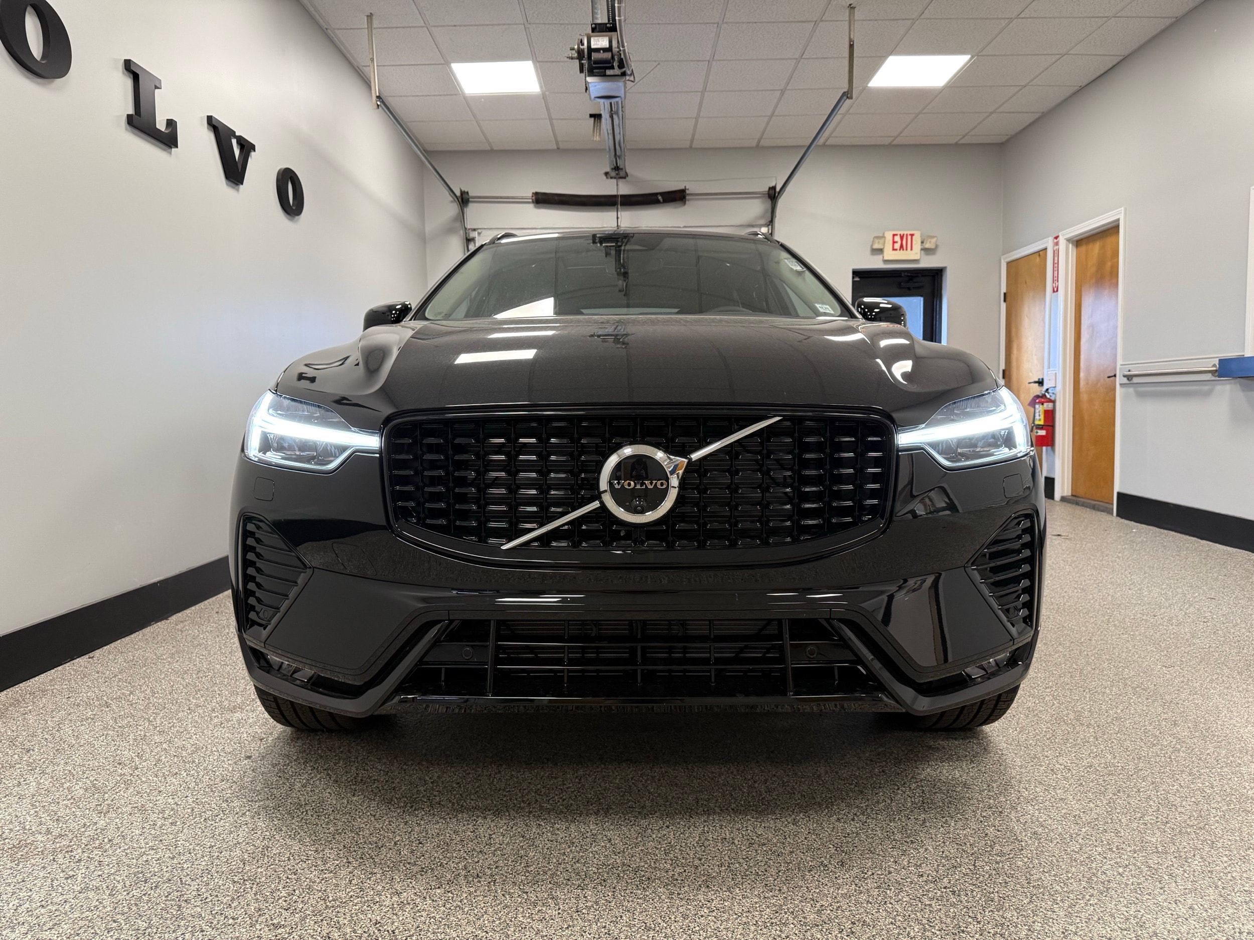 new 2025 Volvo XC60 car, priced at $61,005