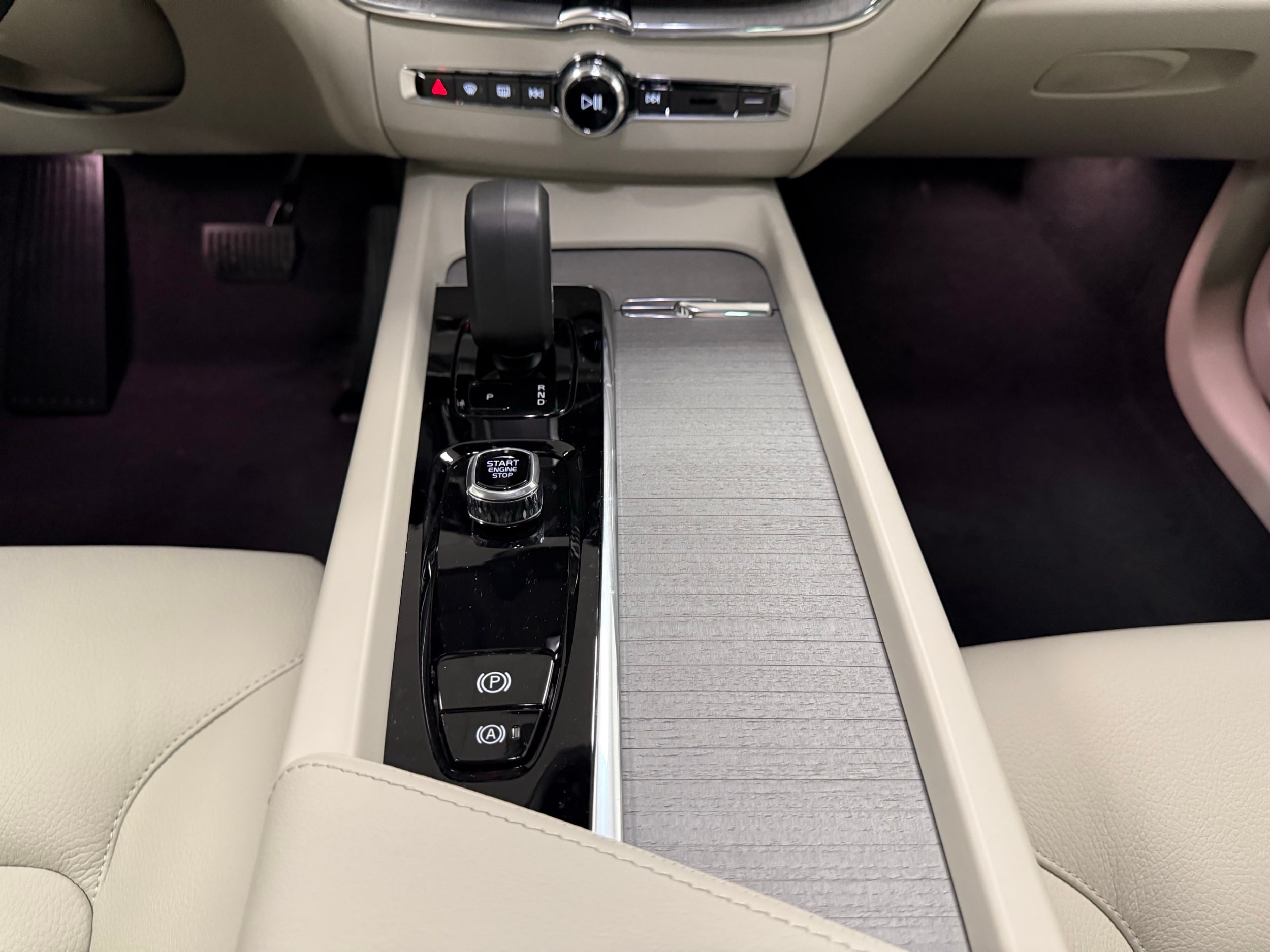 new 2025 Volvo XC60 plug-in hybrid car, priced at $66,235
