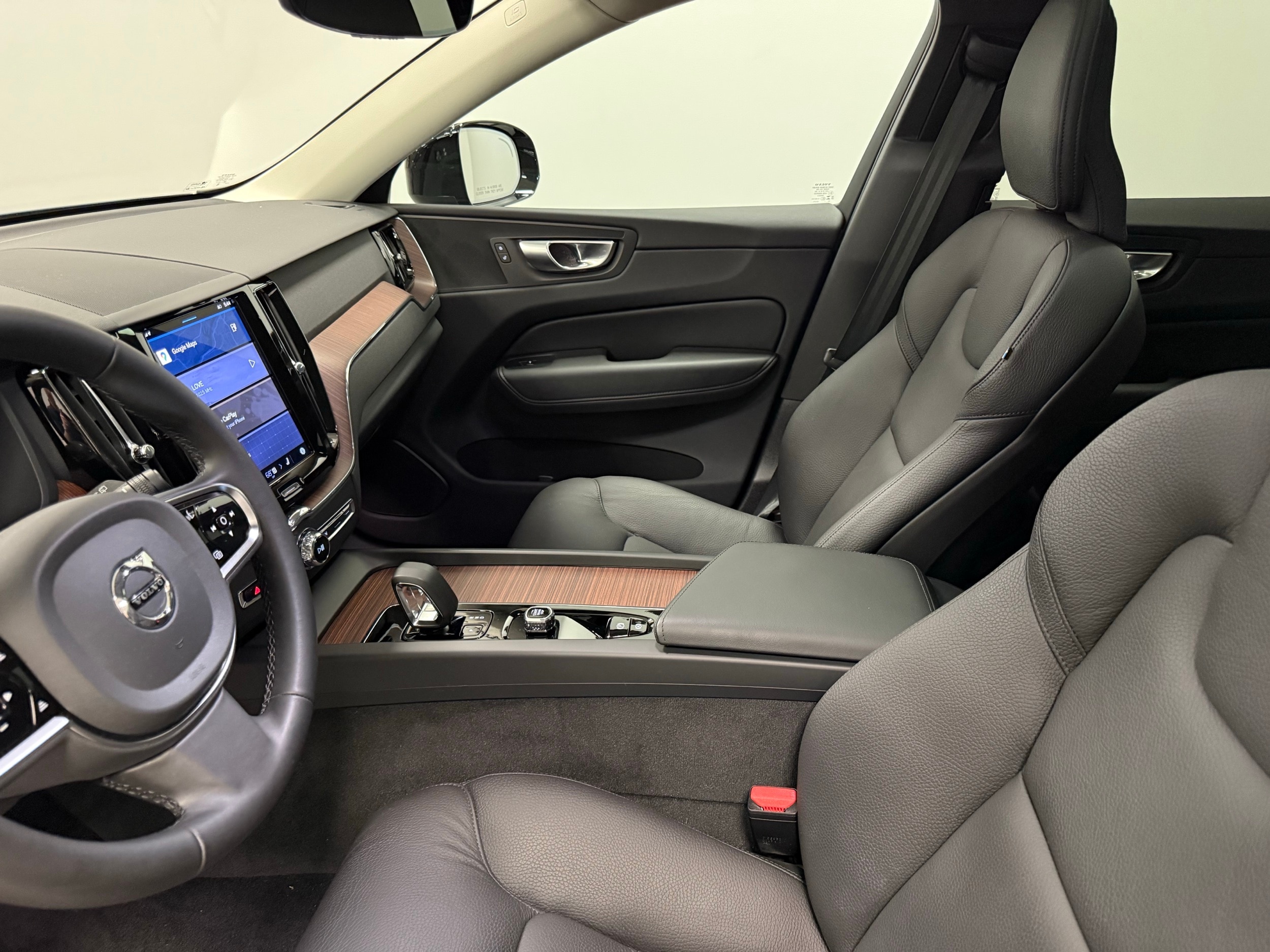 new 2024 Volvo XC60 plug-in hybrid car, priced at $59,920