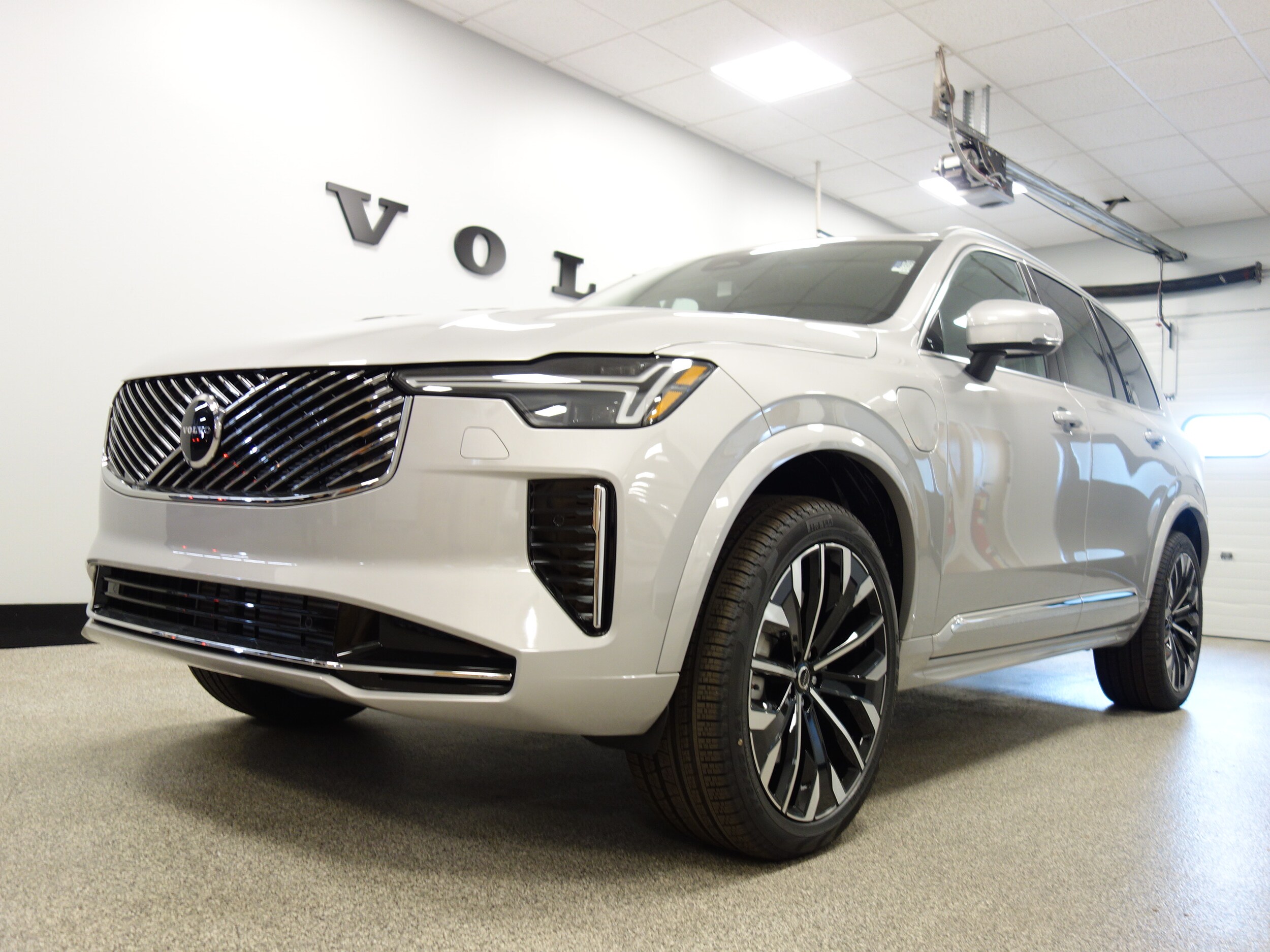 new 2025 Volvo XC90 plug-in hybrid car, priced at $77,145