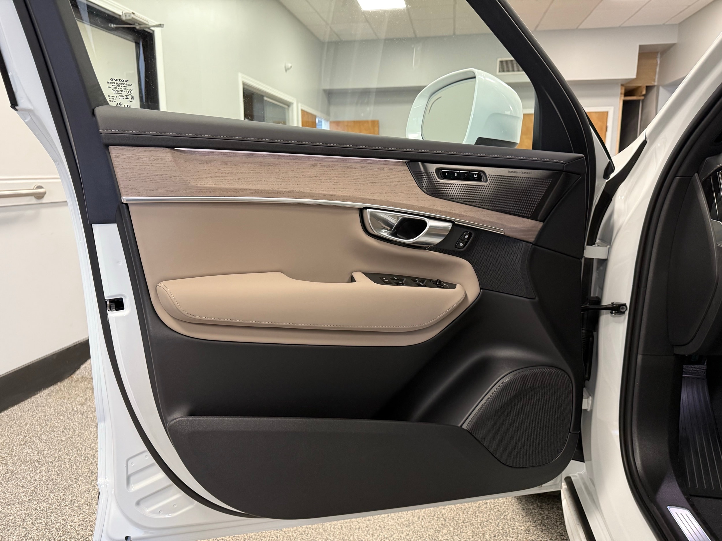 new 2025 Volvo XC90 car, priced at $68,245