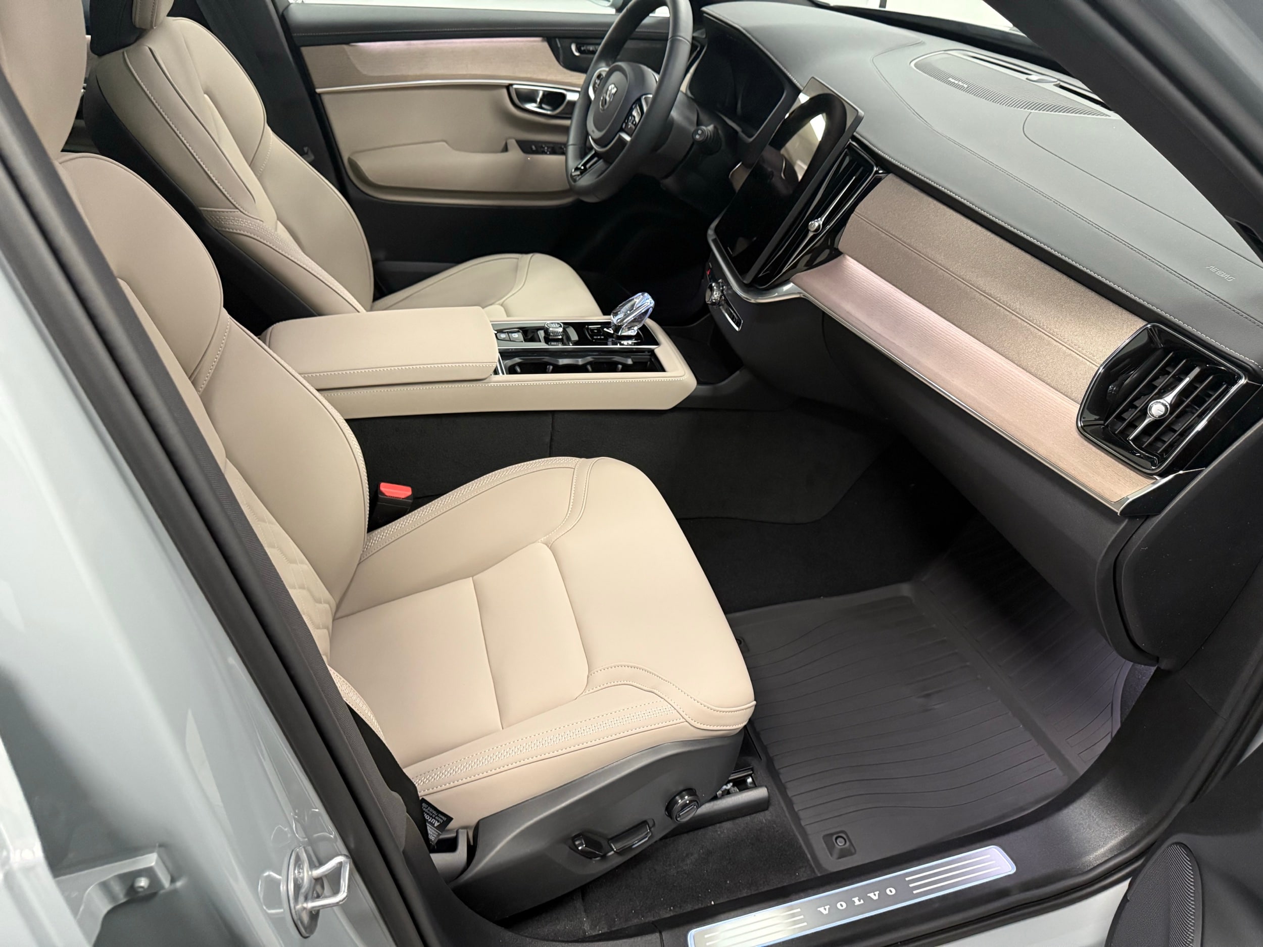 new 2025 Volvo XC90 plug-in hybrid car, priced at $78,805