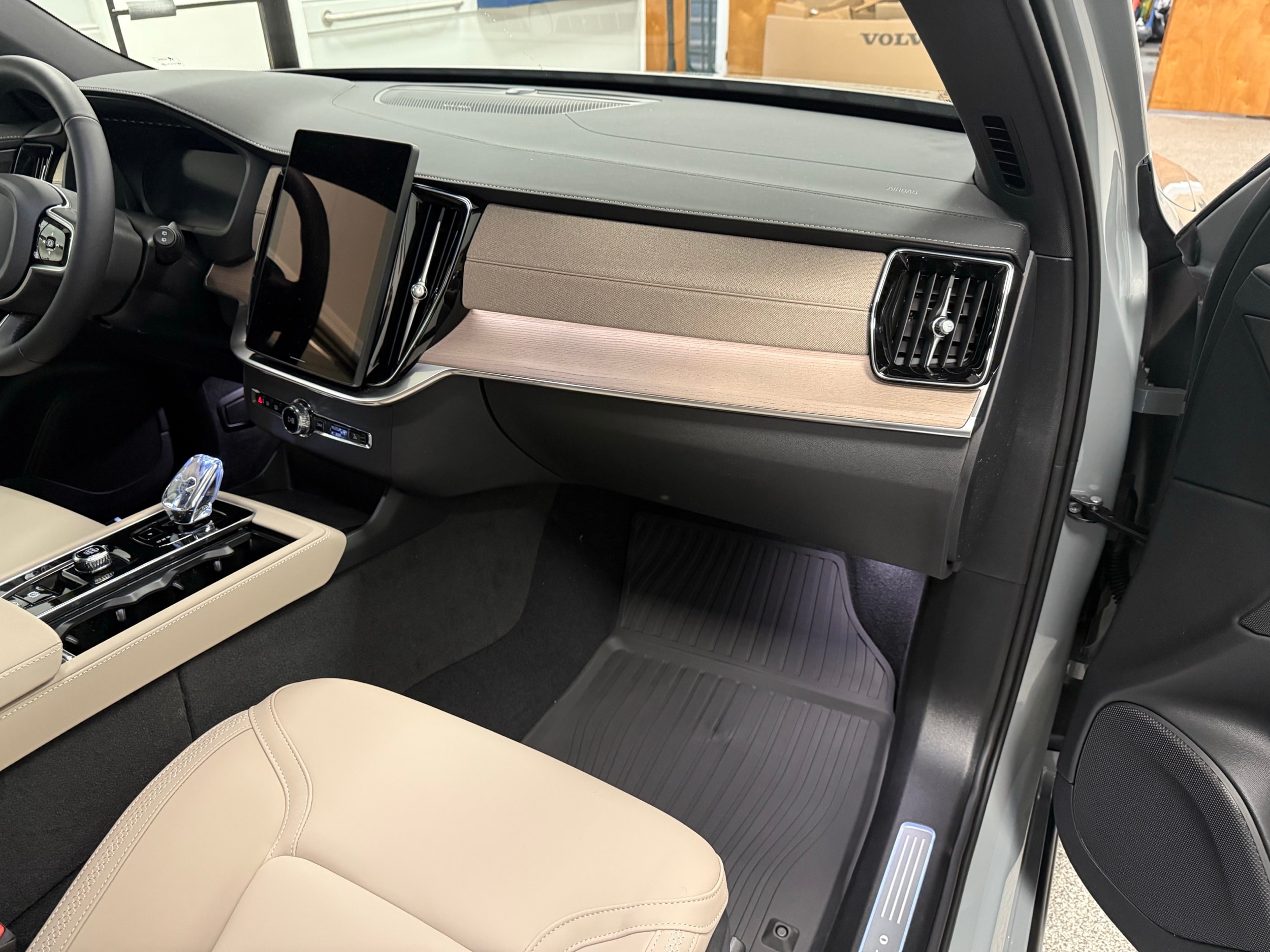 new 2025 Volvo XC90 plug-in hybrid car, priced at $78,805