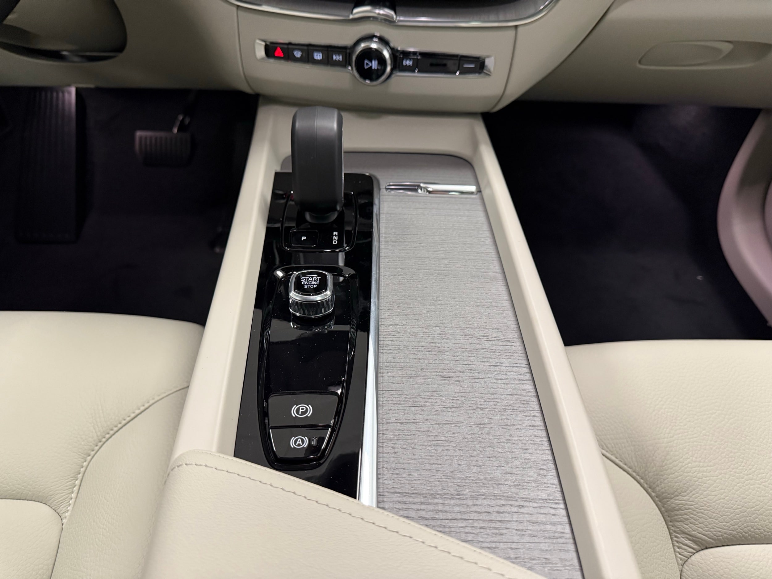new 2025 Volvo XC60 car, priced at $55,360