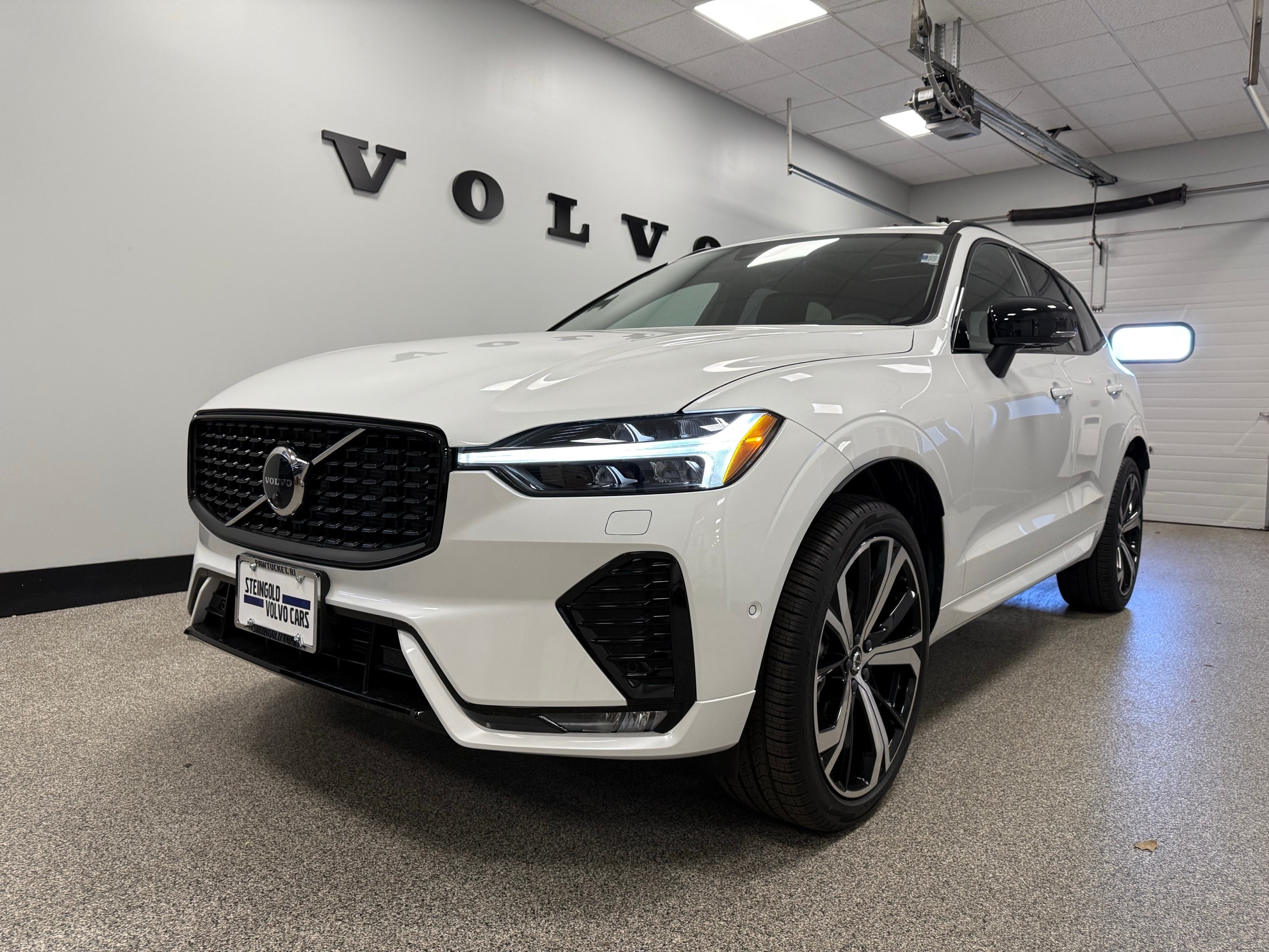 new 2025 Volvo XC60 car, priced at $60,660