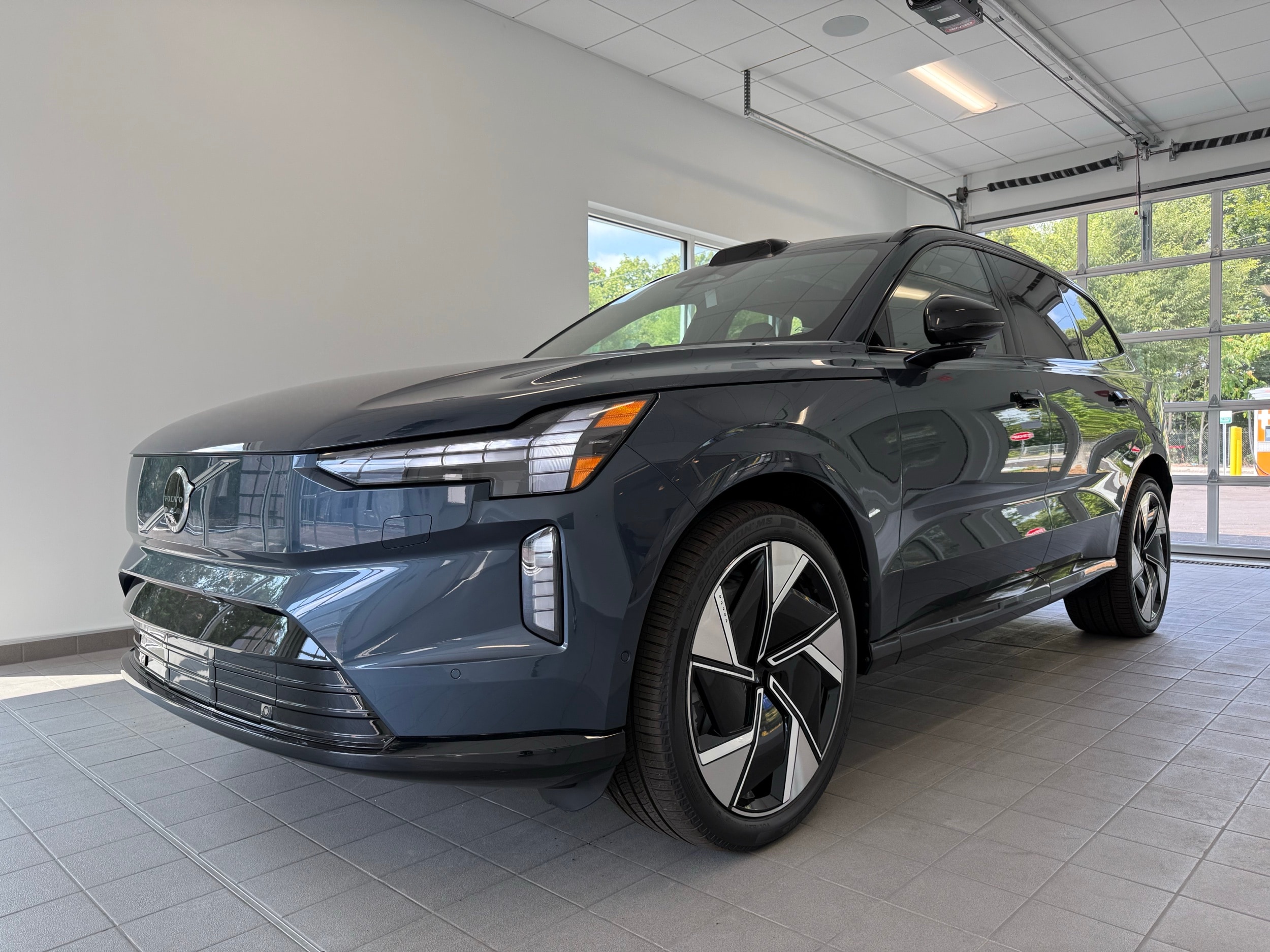 new 2025 Volvo EX90 car, priced at $94,640