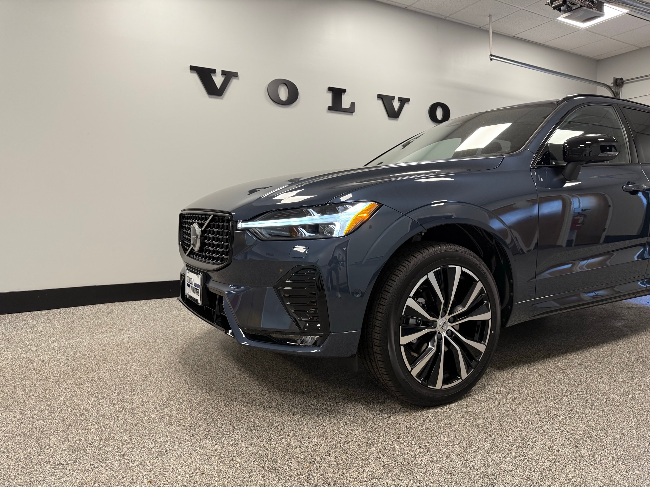 new 2025 Volvo XC60 car, priced at $59,645