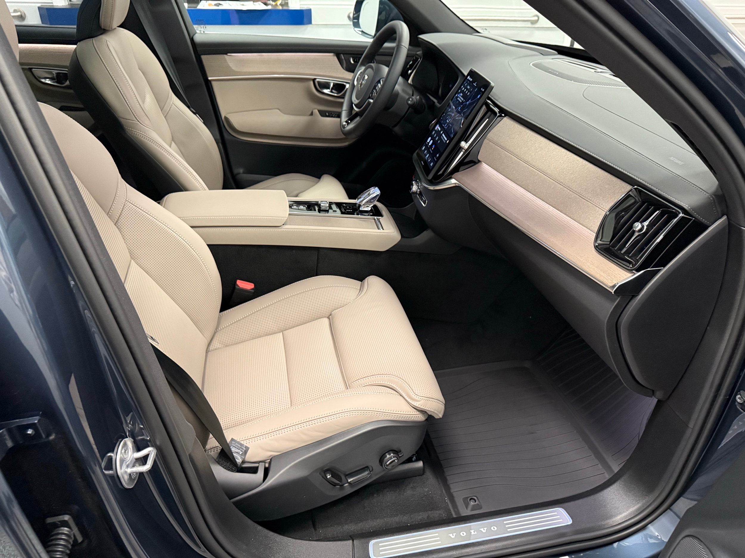 new 2025 Volvo XC90 car, priced at $72,345