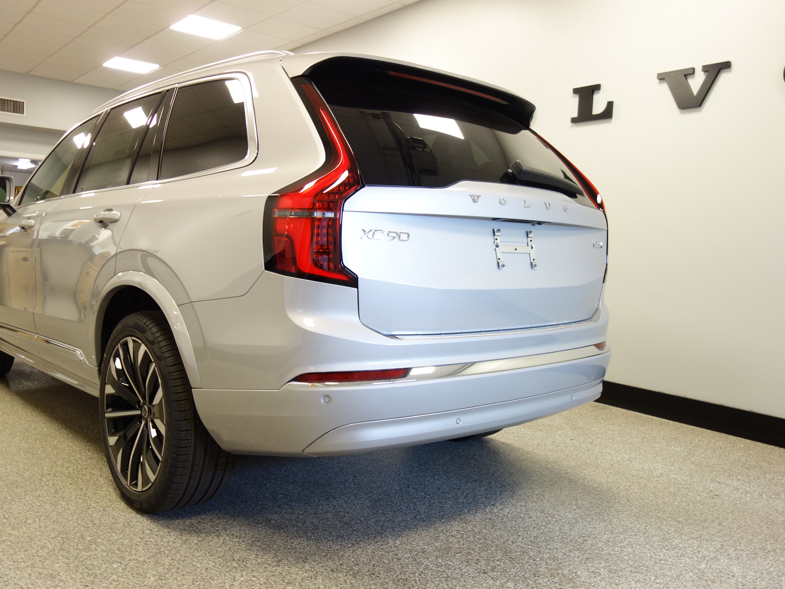 new 2025 Volvo XC90 plug-in hybrid car, priced at $77,145