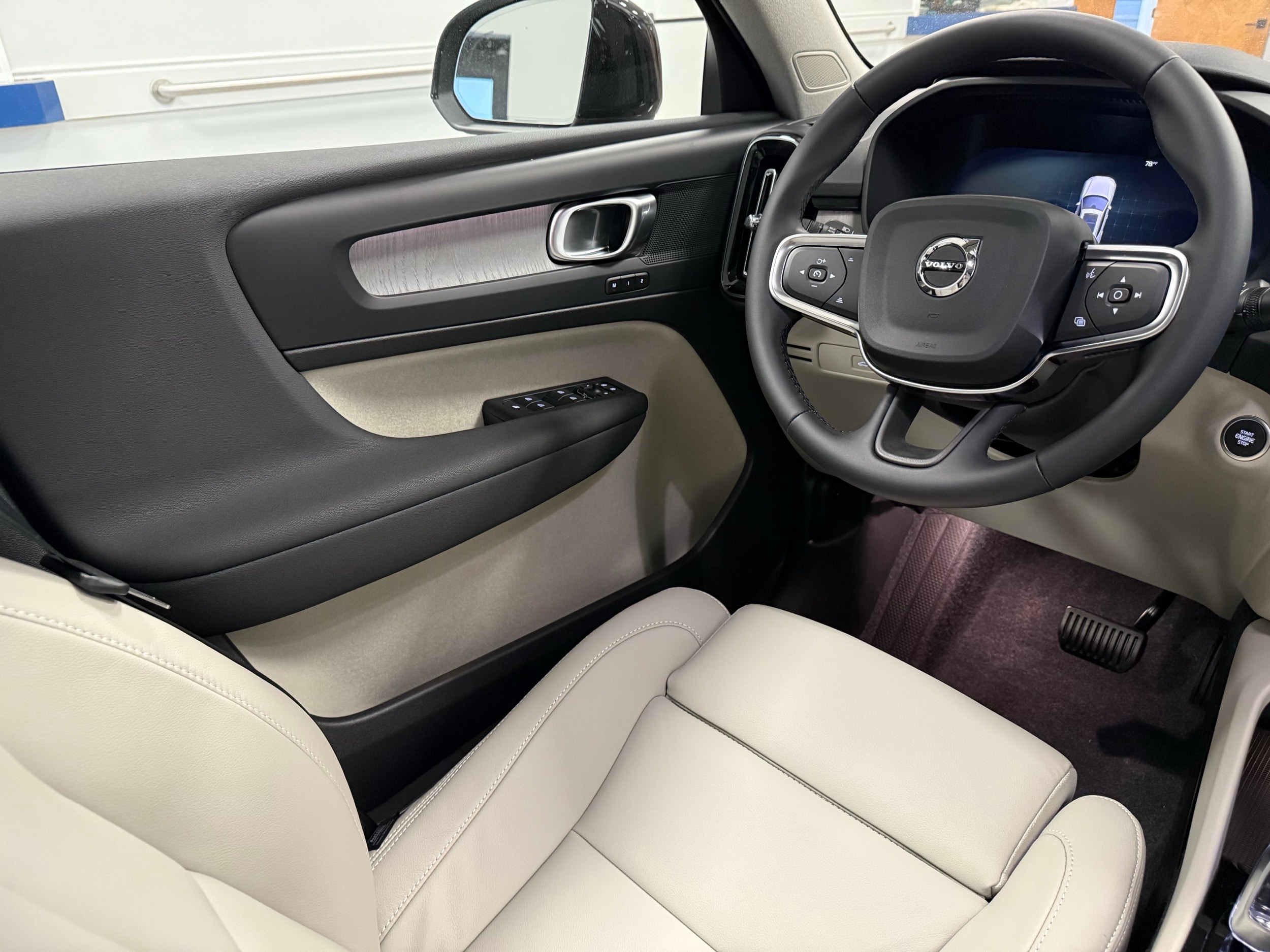 new 2025 Volvo XC40 car, priced at $49,810