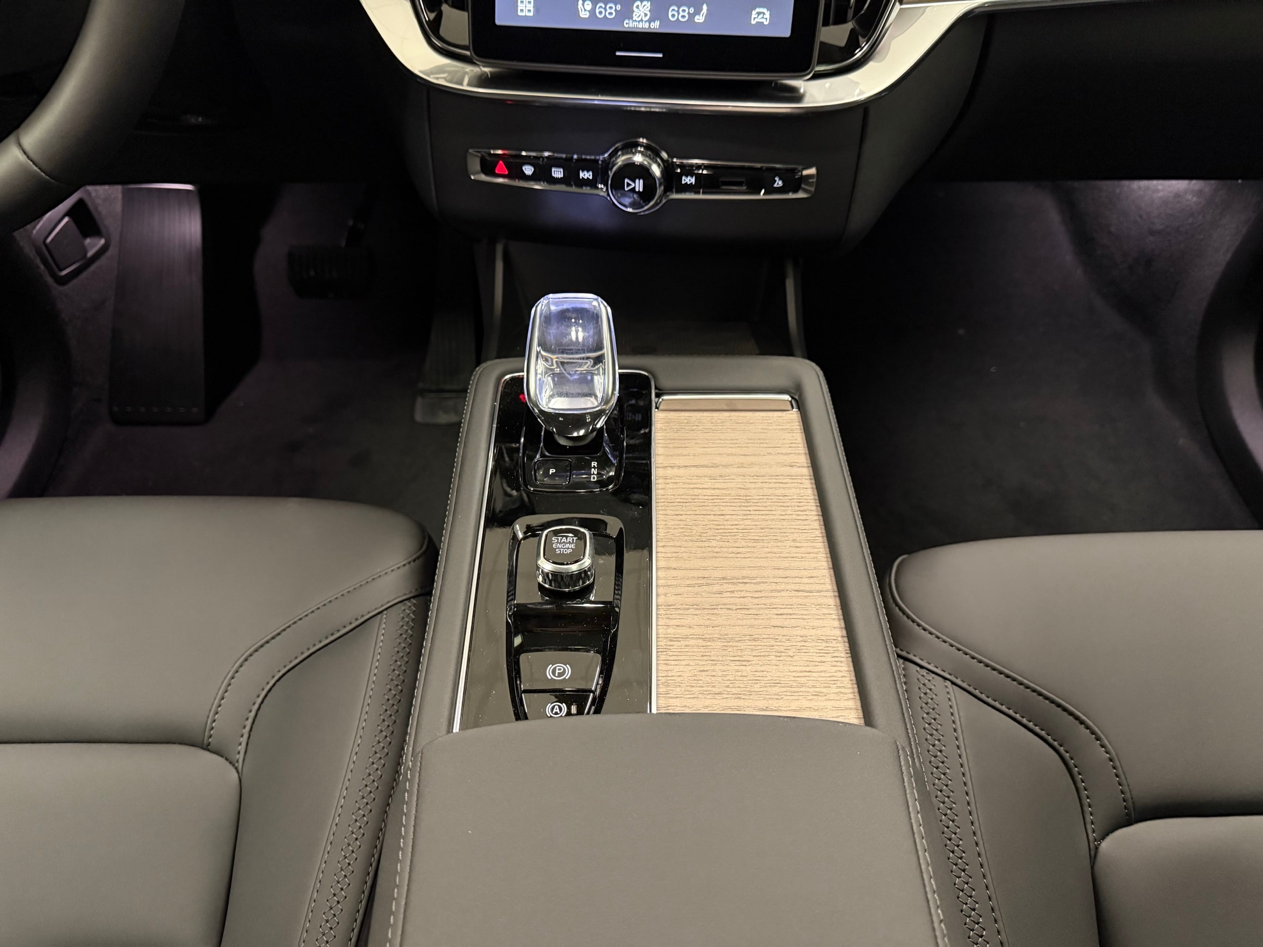 new 2025 Volvo XC90 car, priced at $69,155