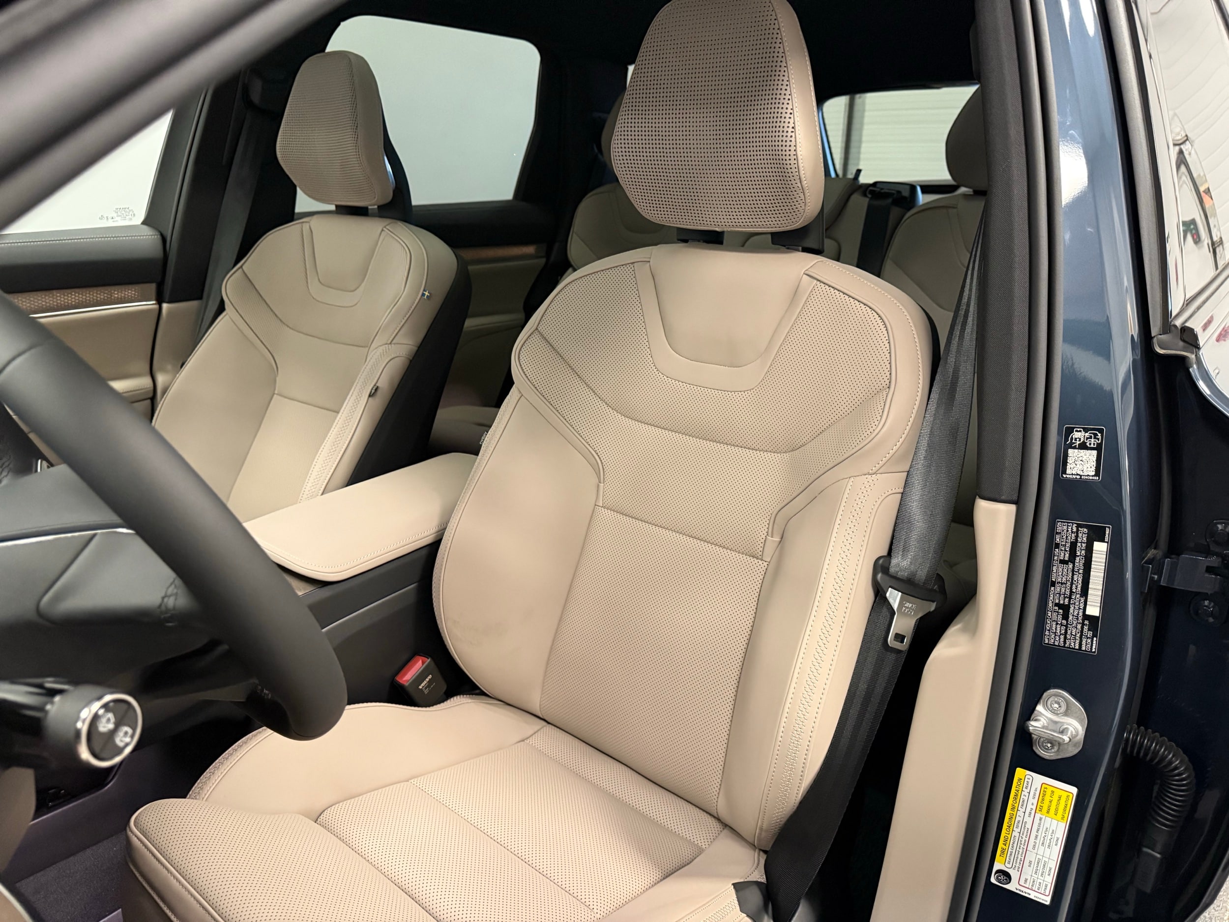 new 2025 Volvo EX90 car, priced at $91,290
