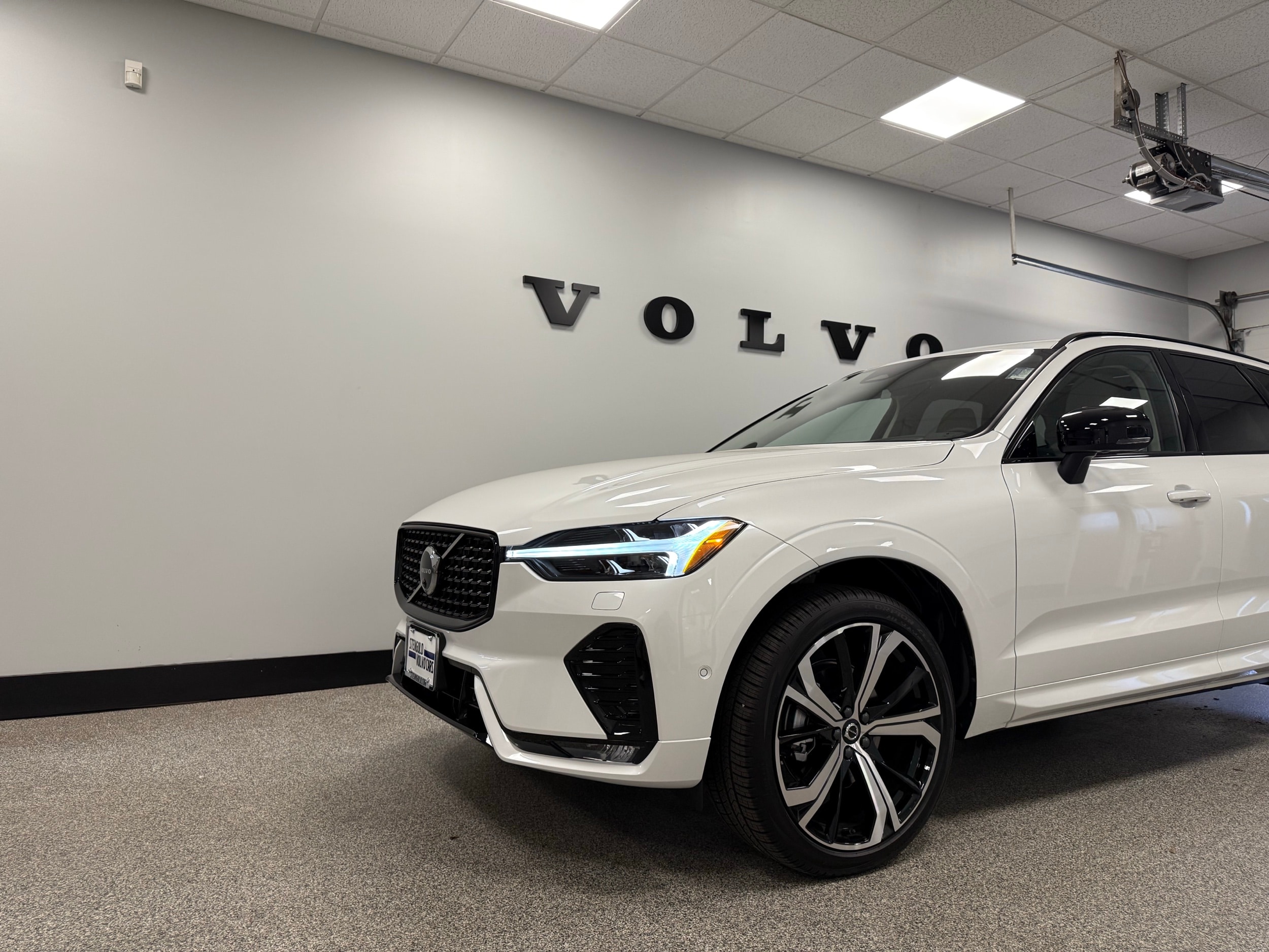 new 2025 Volvo XC60 car, priced at $60,660