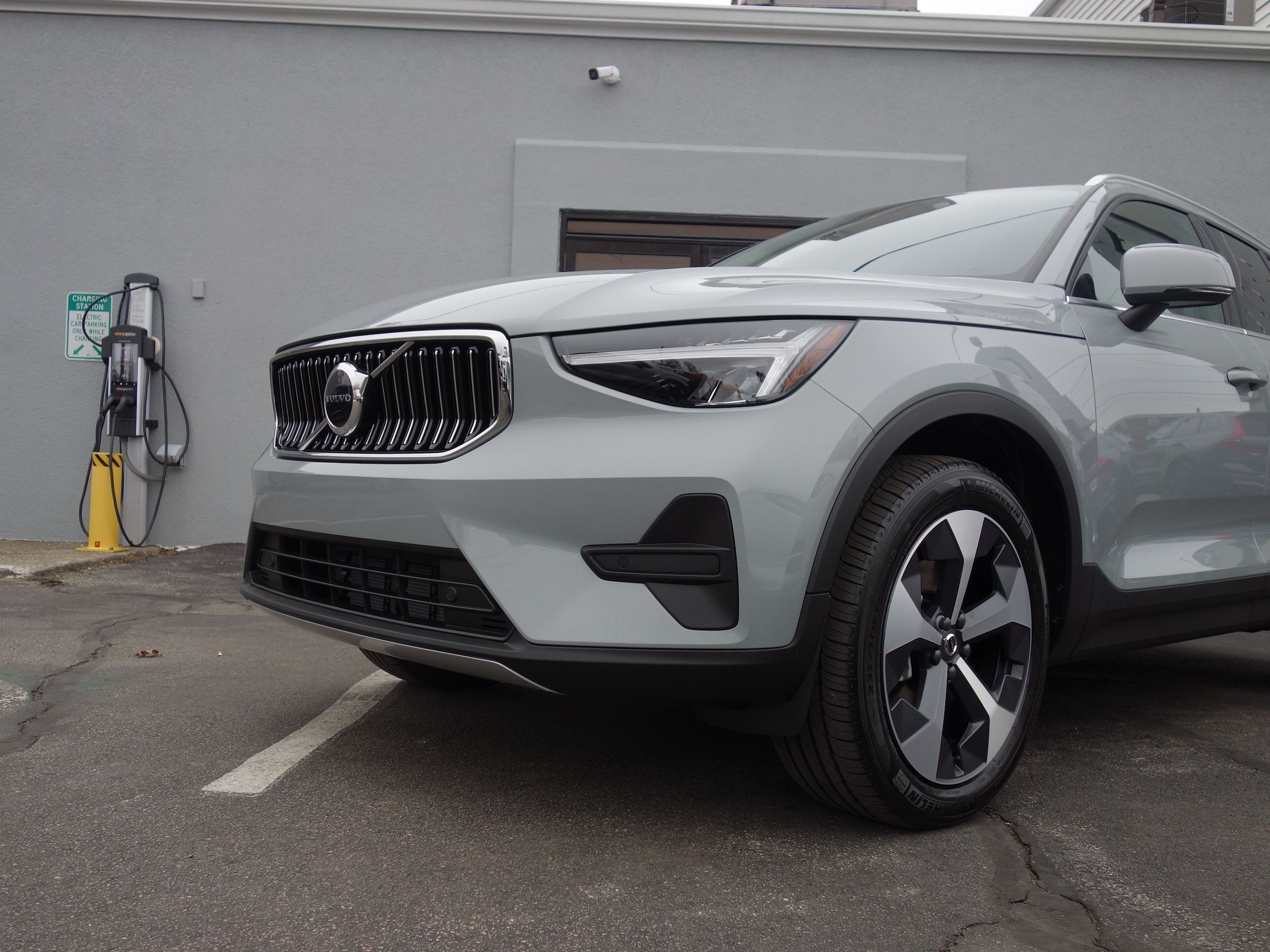 new 2025 Volvo XC40 car, priced at $46,015