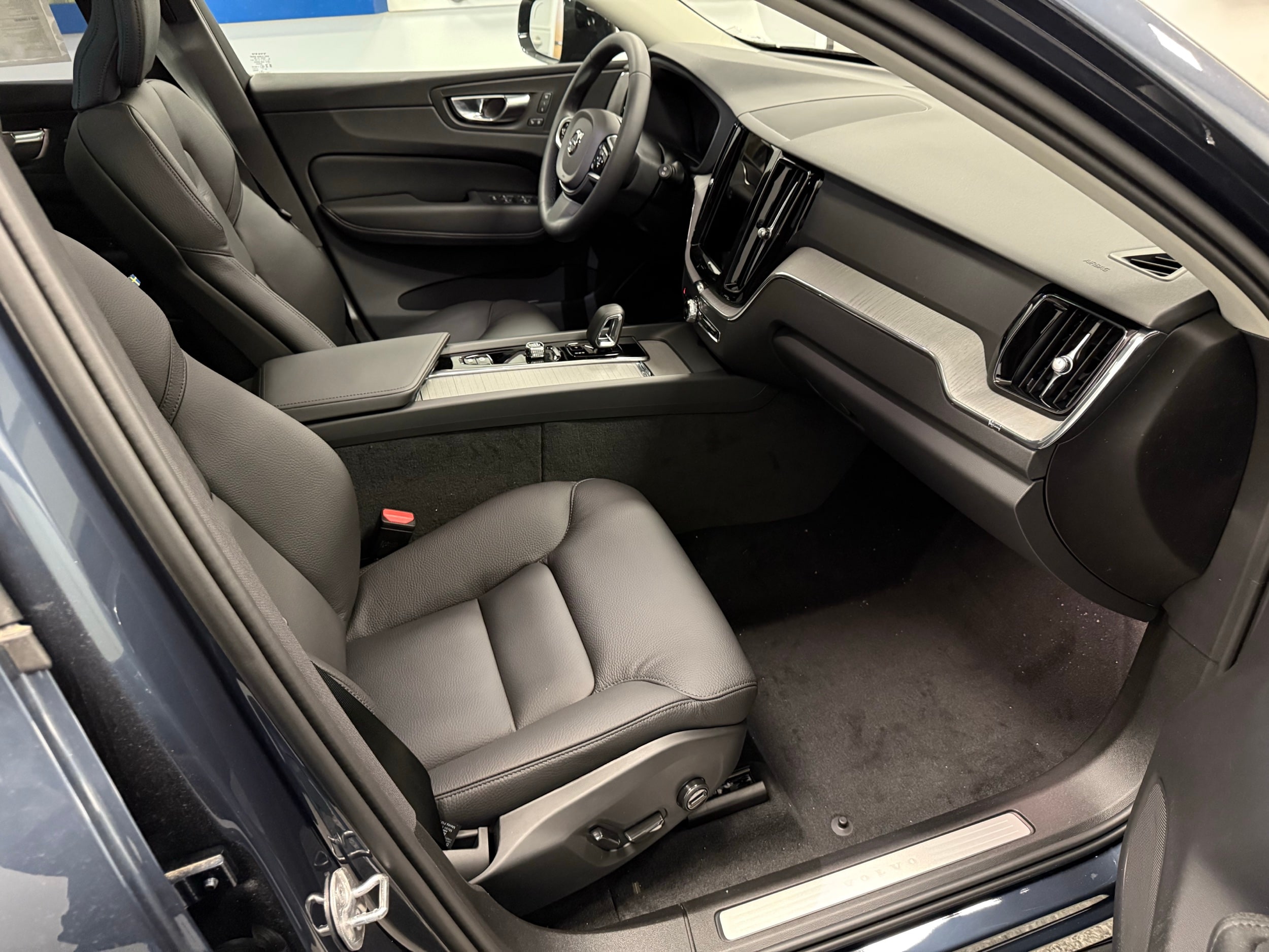 new 2025 Volvo XC60 car, priced at $55,335
