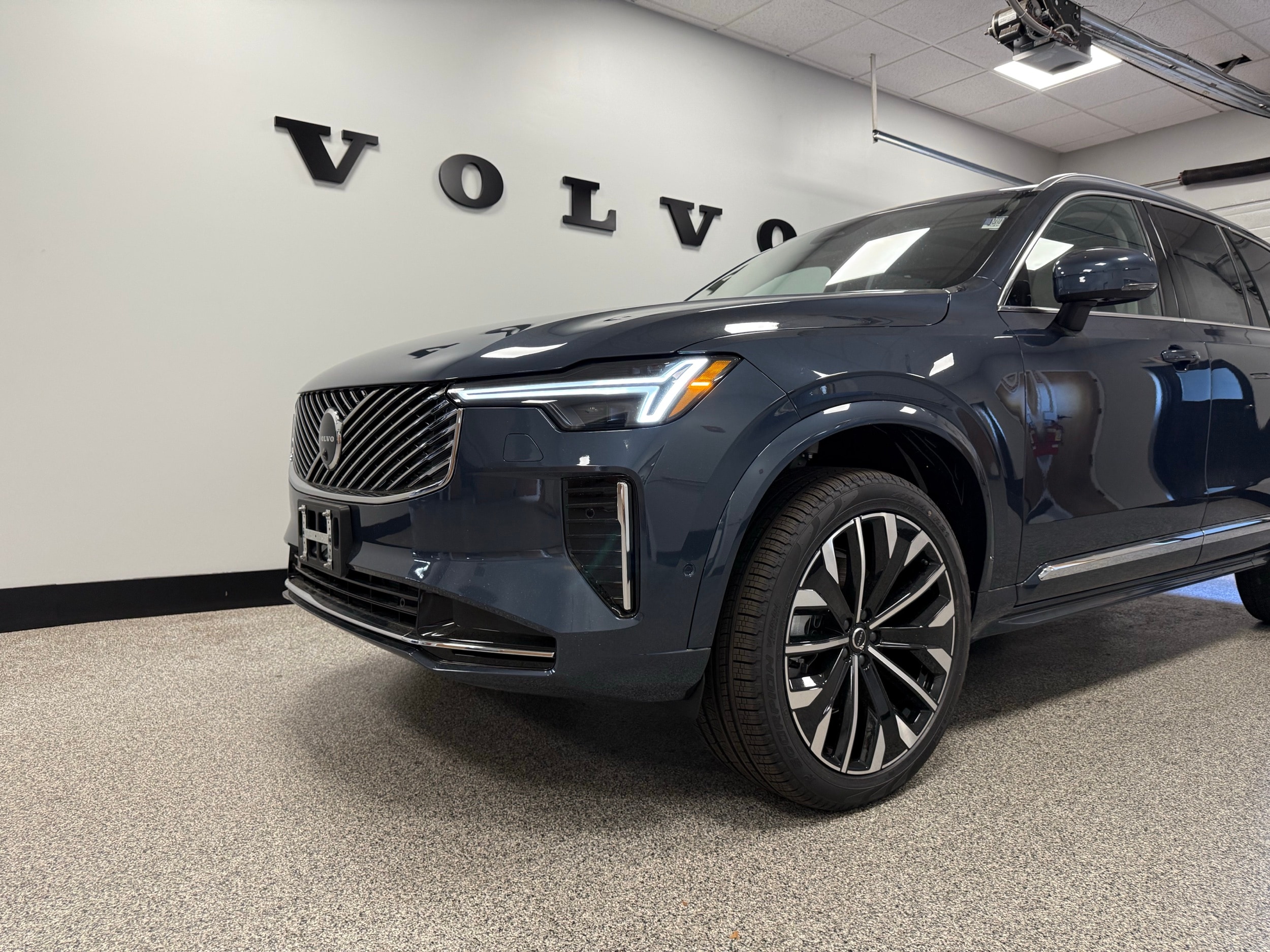 new 2025 Volvo XC90 car, priced at $76,045