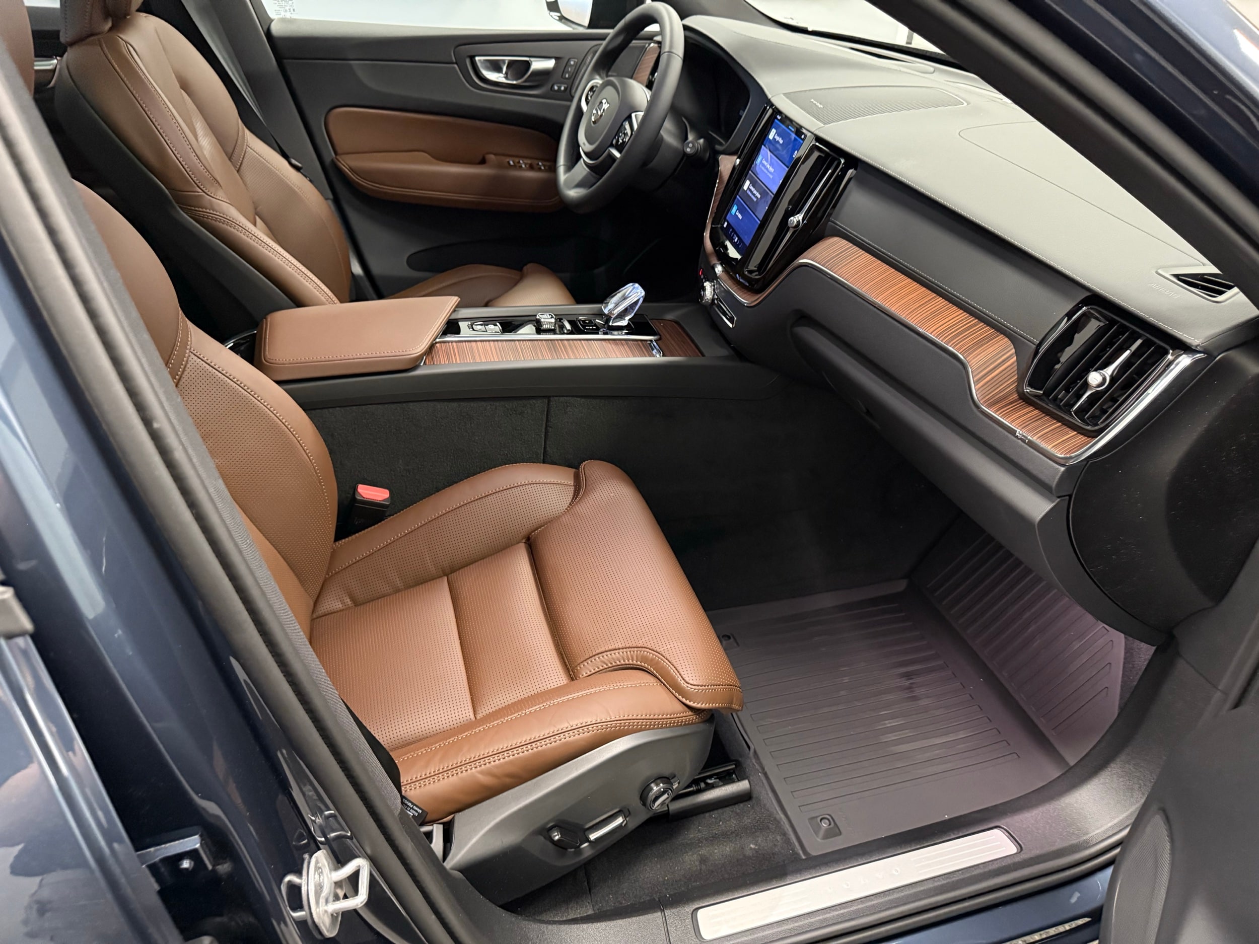 new 2025 Volvo XC60 car, priced at $59,645