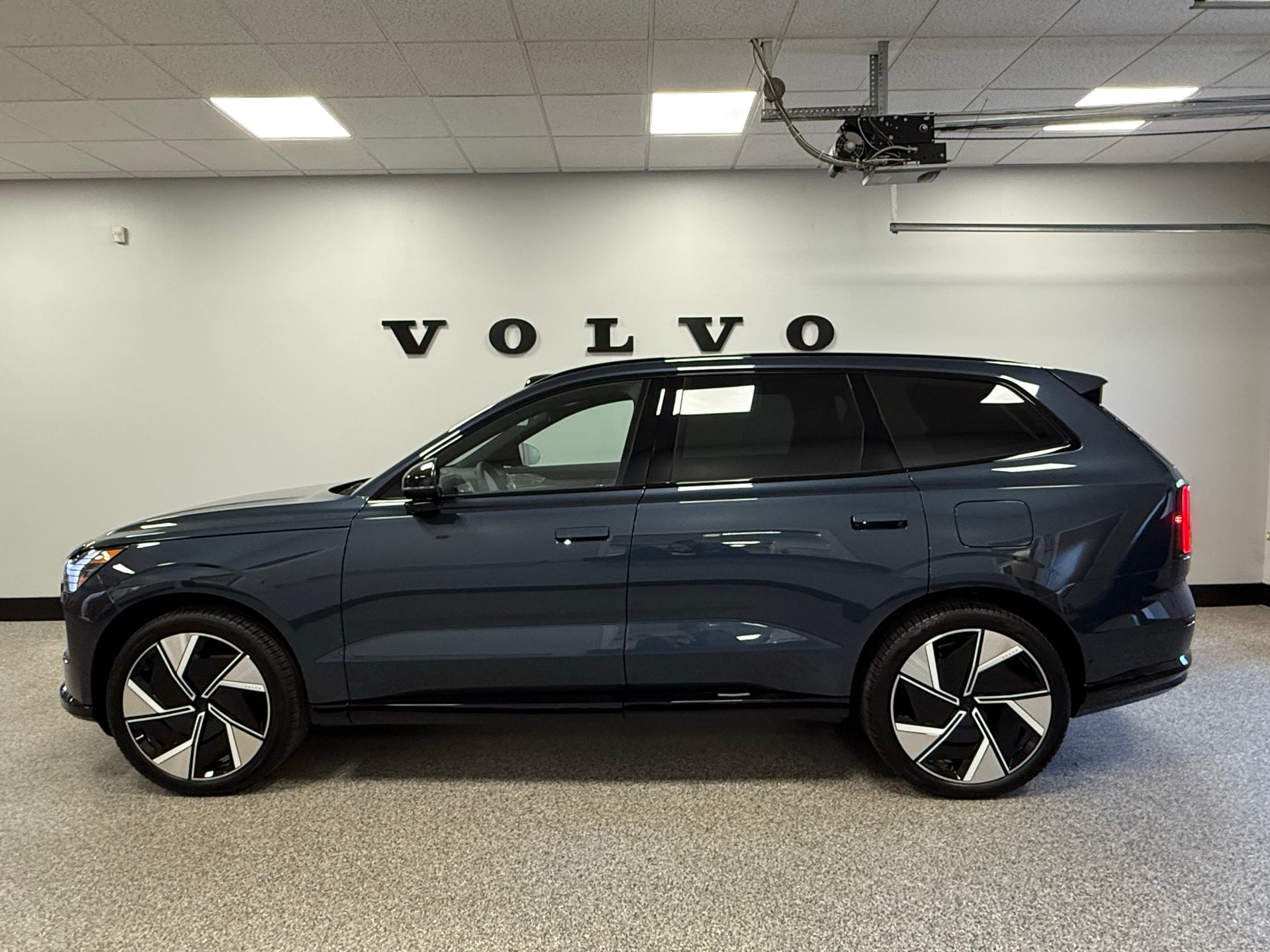 new 2025 Volvo EX90 car, priced at $91,290