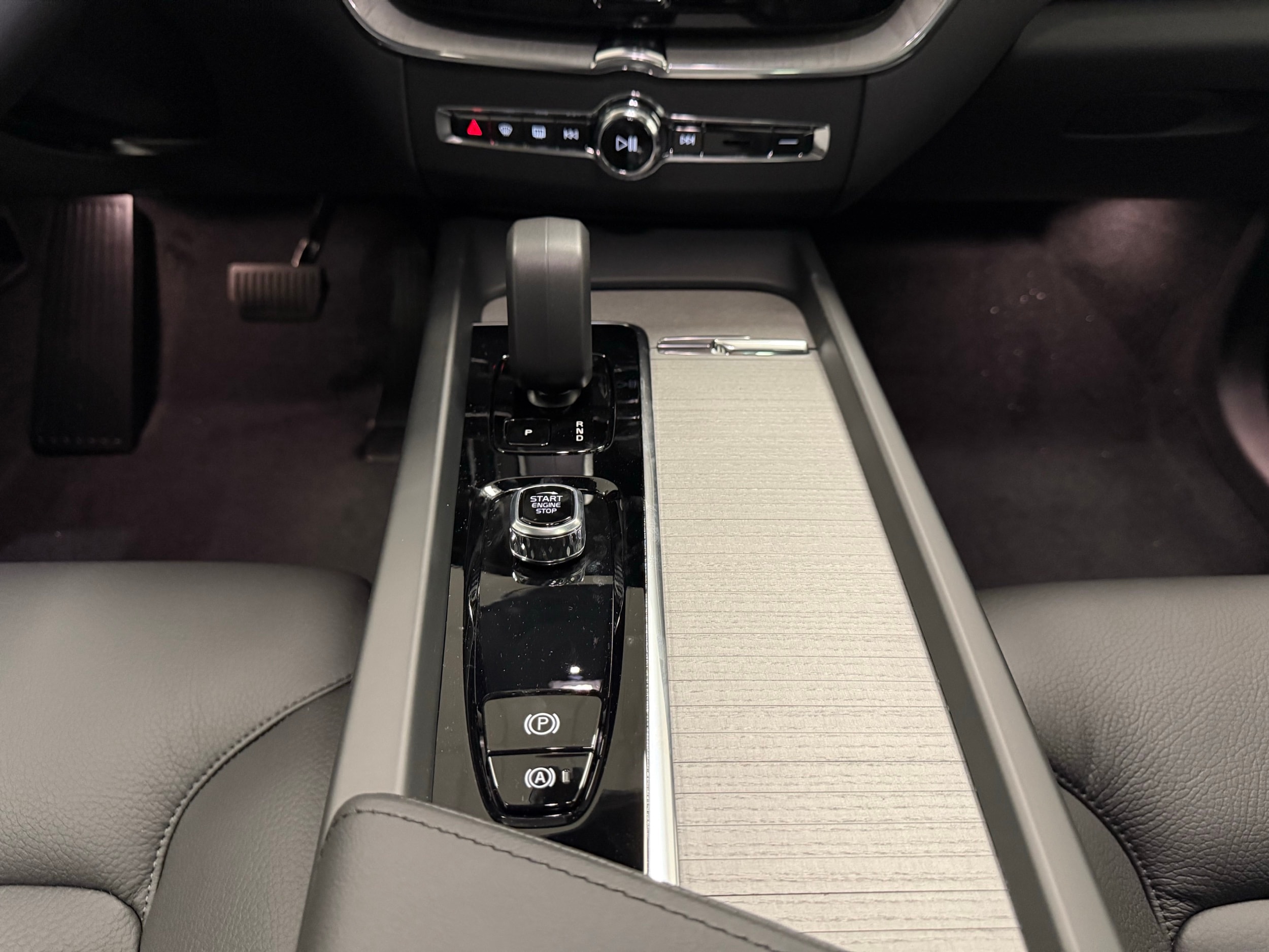 new 2025 Volvo XC60 car, priced at $55,335