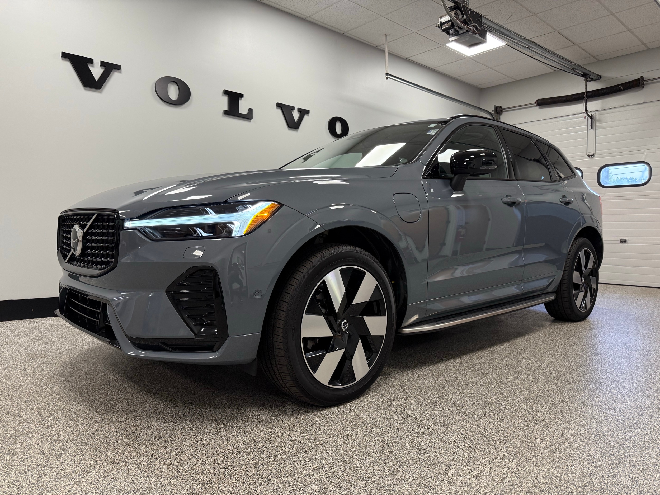 new 2024 Volvo XC60 plug-in hybrid car, priced at $59,920