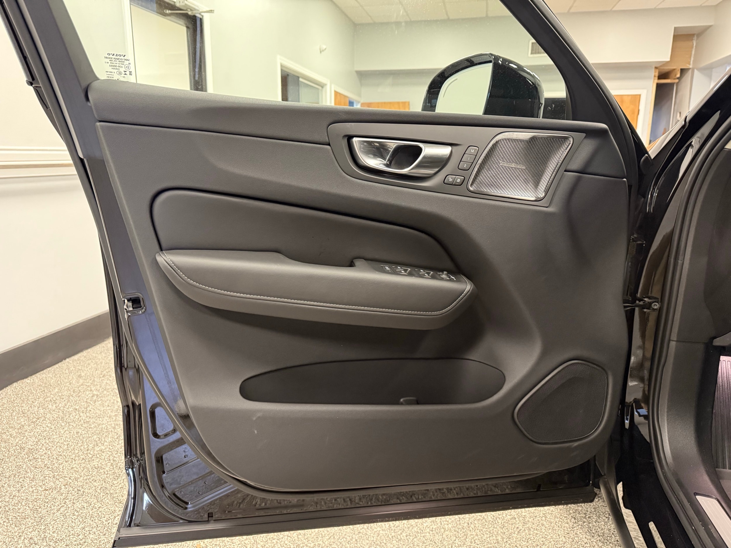 new 2025 Volvo XC60 car, priced at $61,005