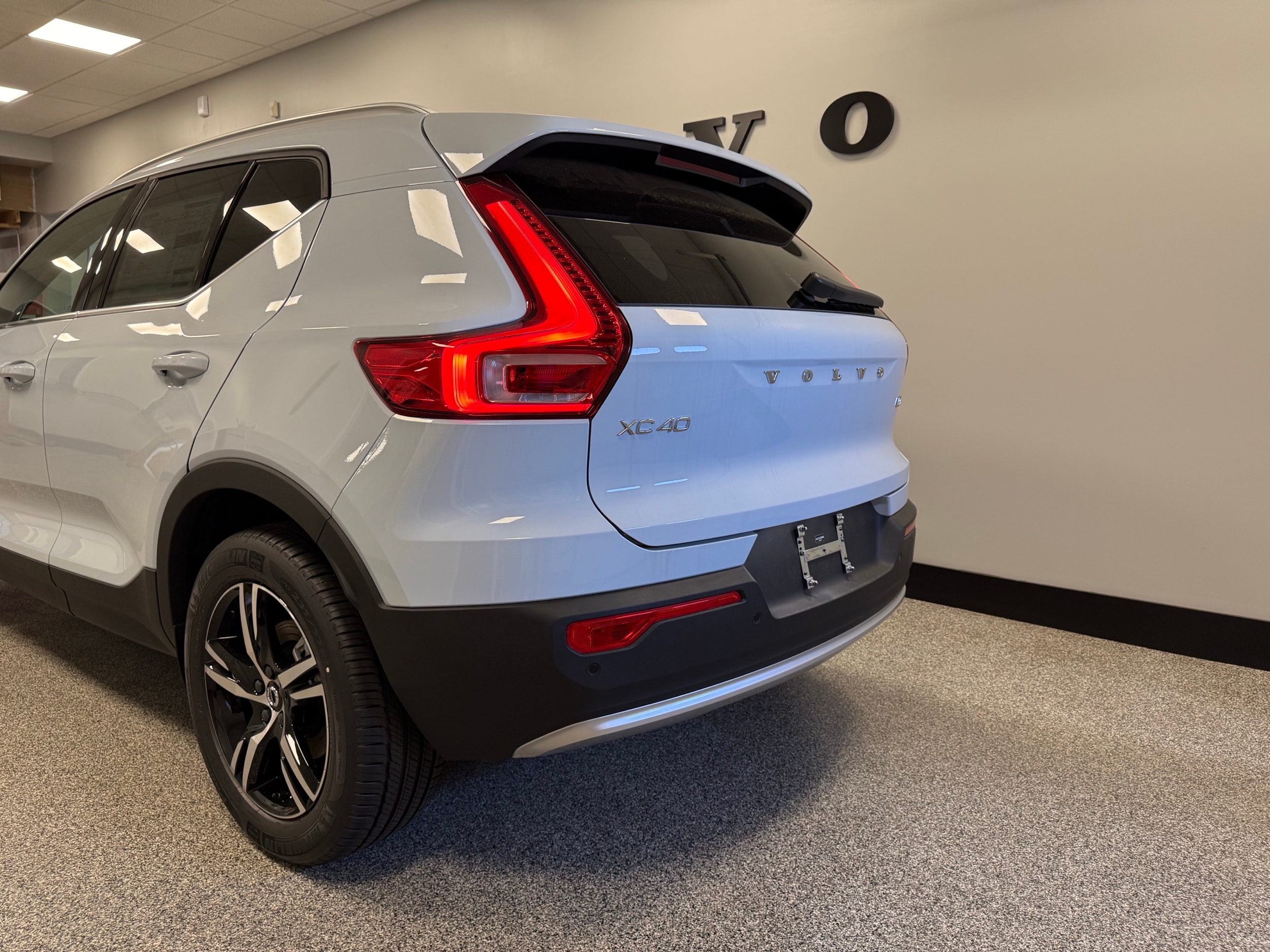 new 2025 Volvo XC40 car, priced at $44,595
