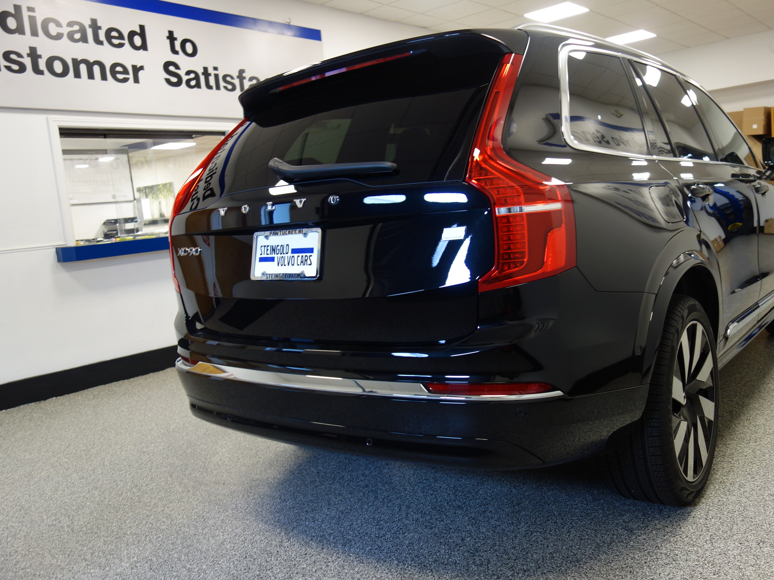 used 2024 Volvo XC90 plug-in hybrid car, priced at $78,635