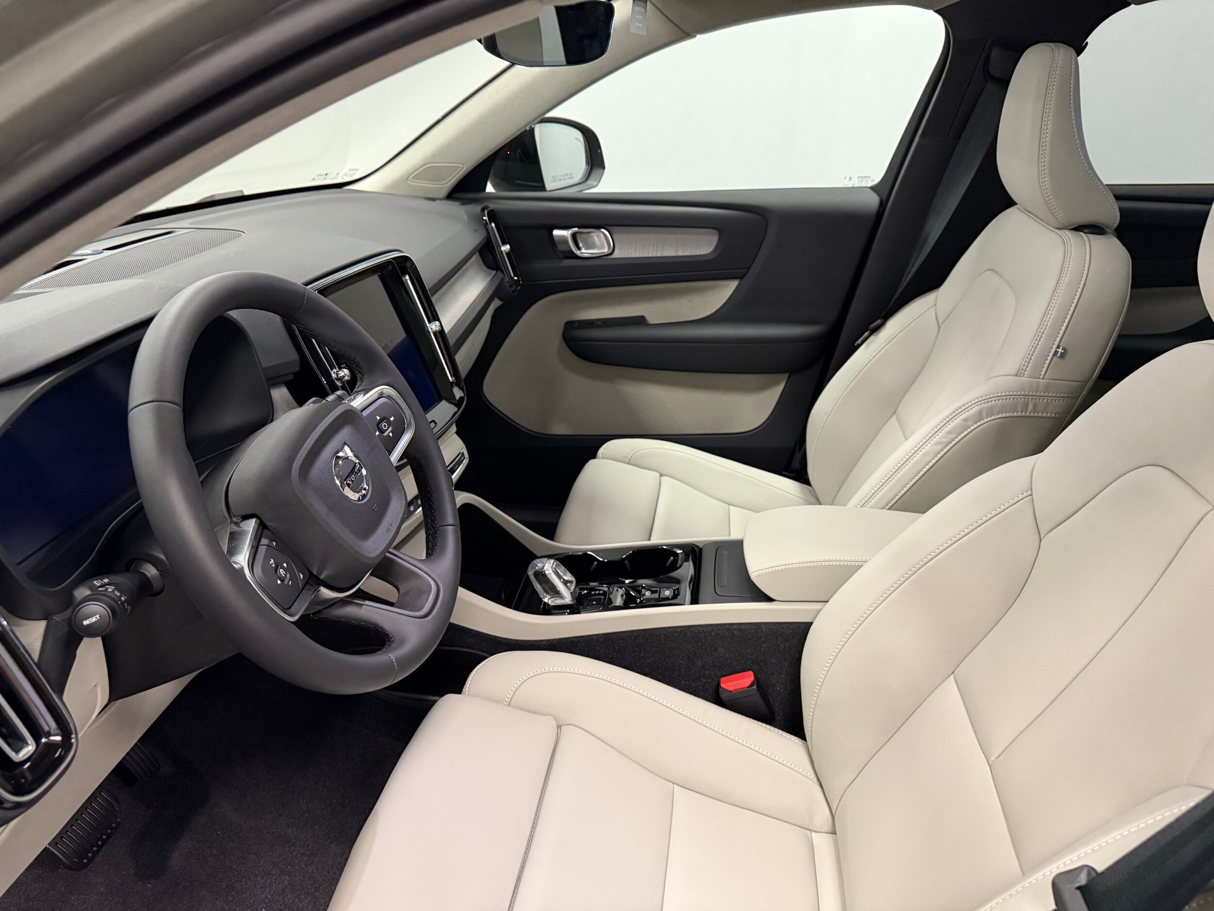 new 2025 Volvo XC40 car, priced at $49,810