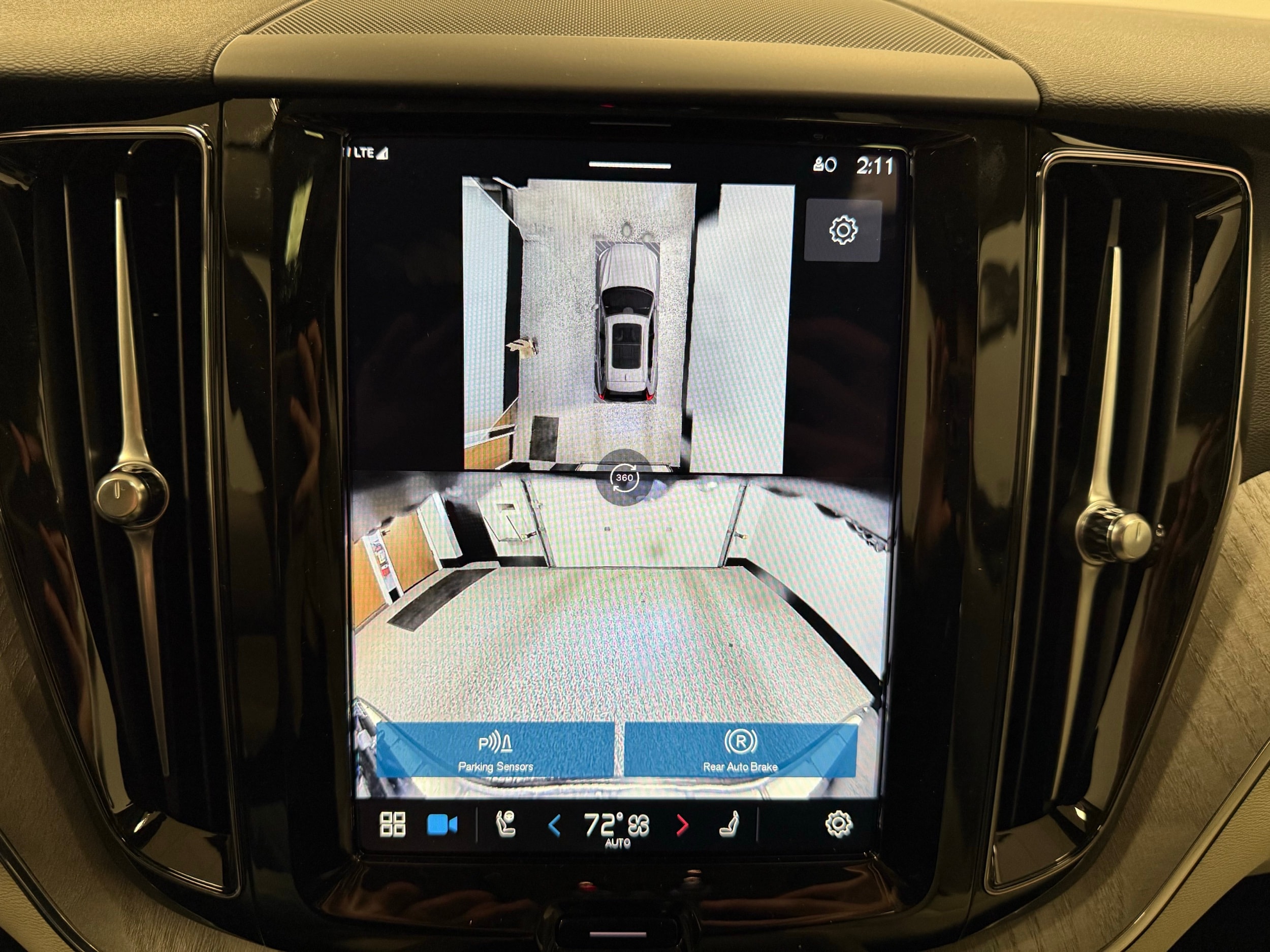 new 2025 Volvo XC60 plug-in hybrid car, priced at $66,235