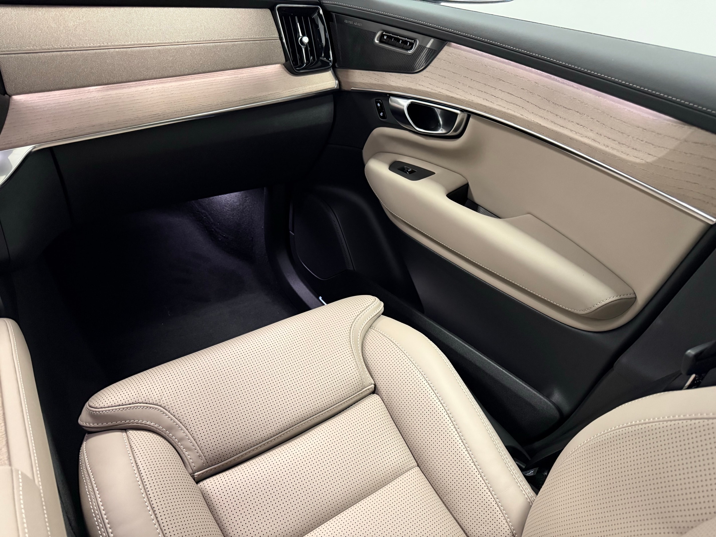 new 2026 Volvo XC90 car, priced at $75,950