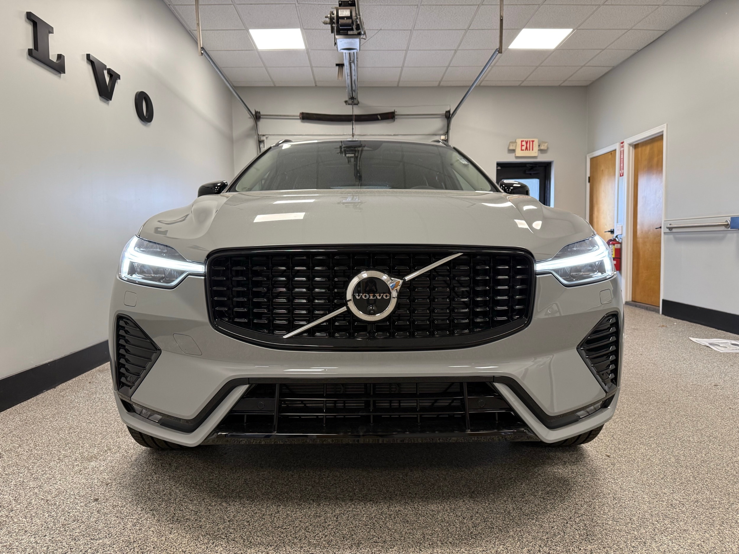 new 2025 Volvo XC60 car, priced at $61,400