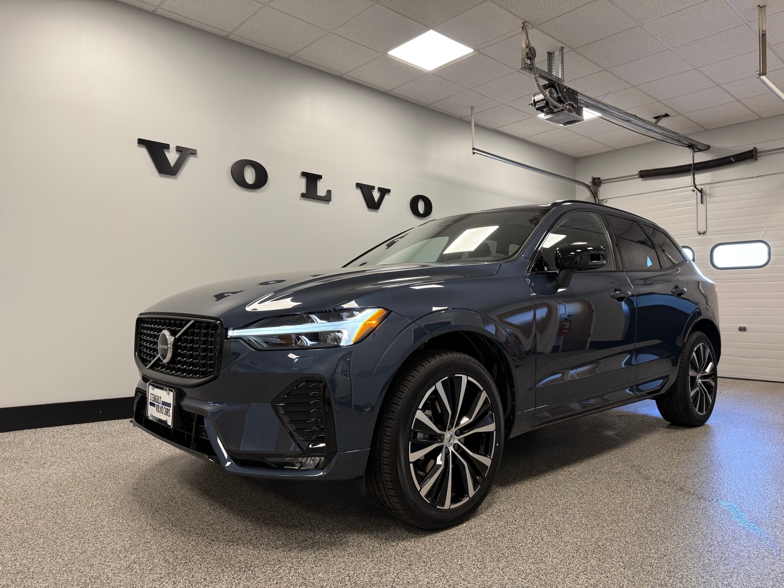 new 2025 Volvo XC60 car, priced at $59,645