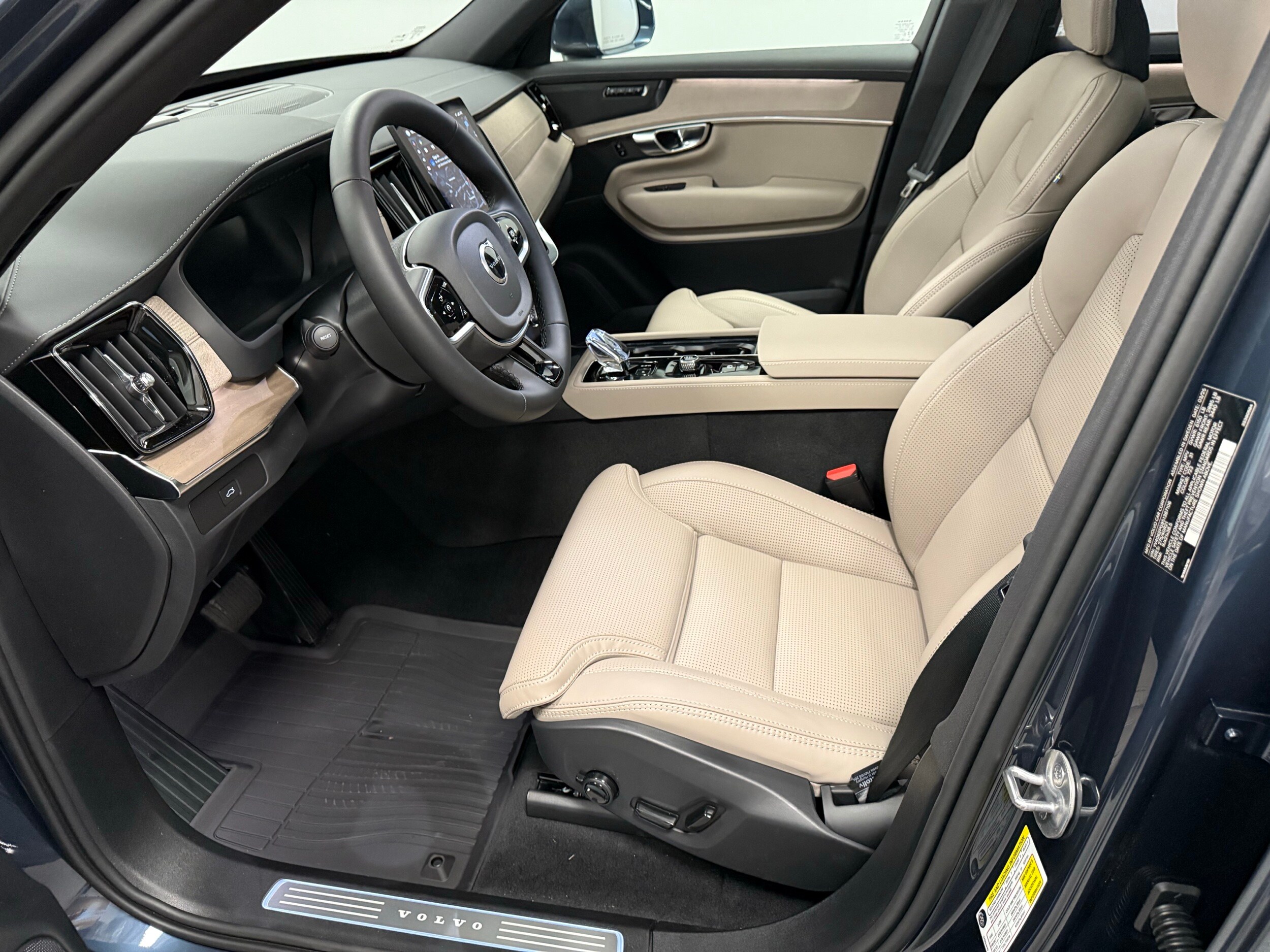 new 2025 Volvo XC90 car, priced at $72,345