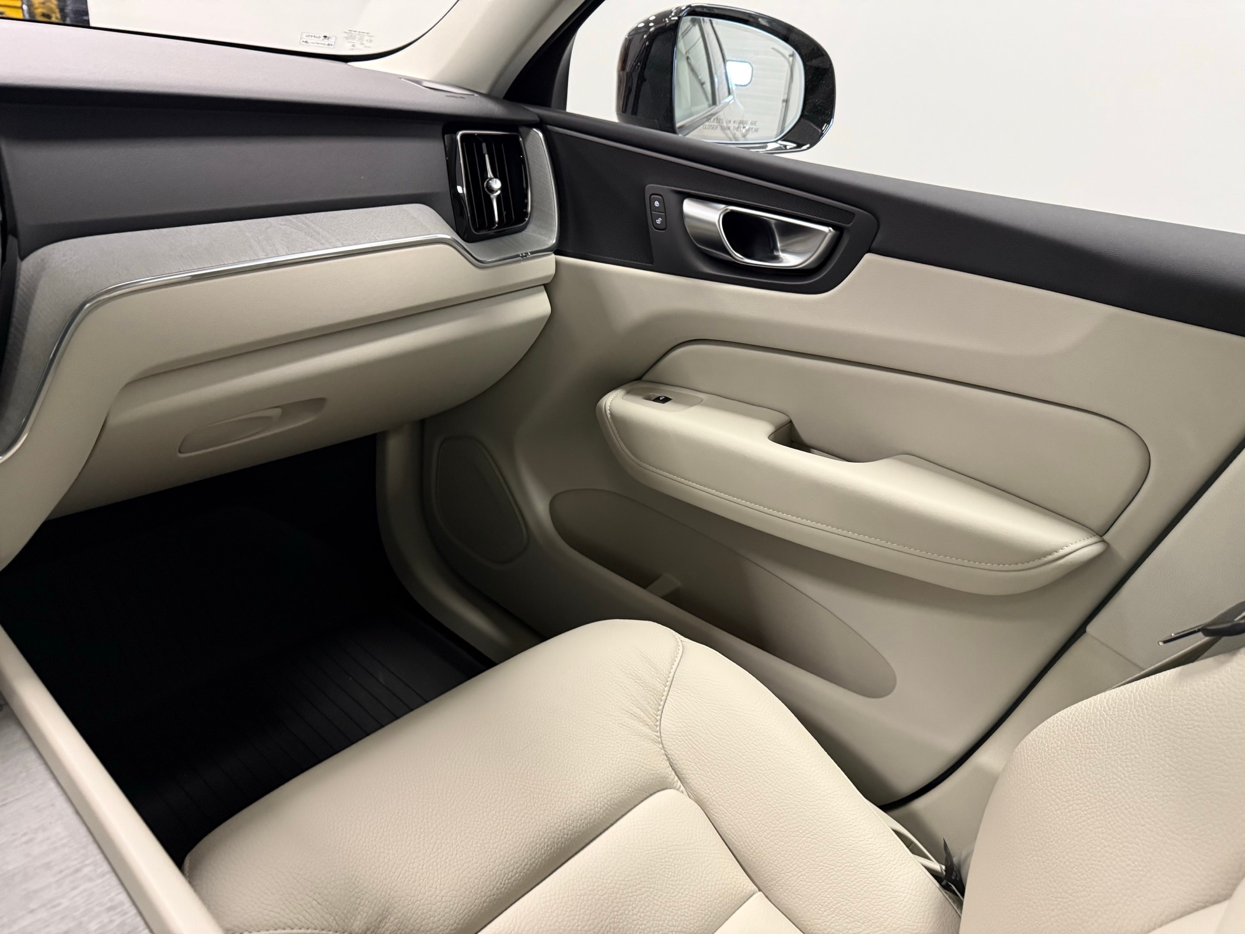 new 2025 Volvo XC60 car, priced at $55,360