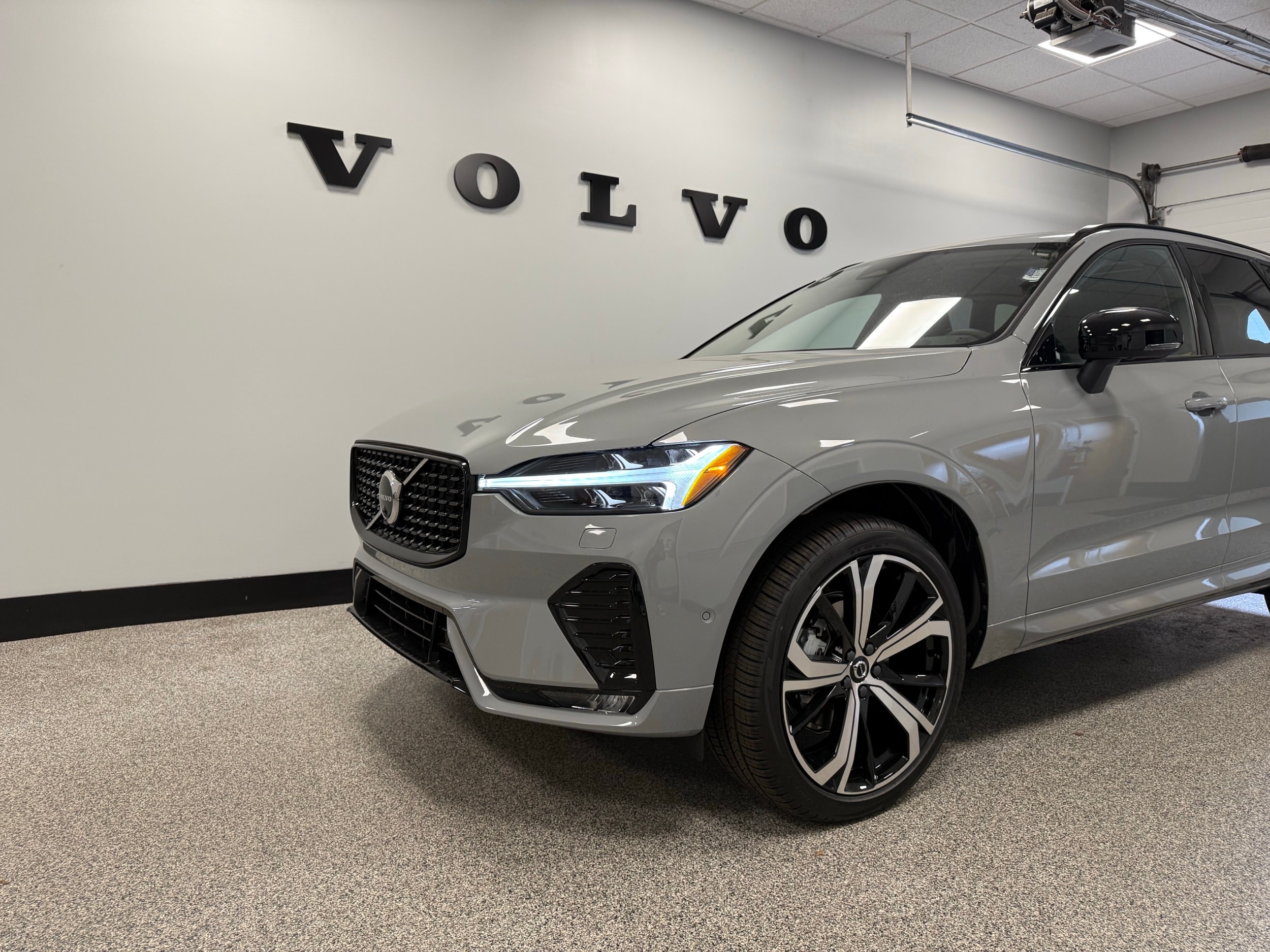 new 2025 Volvo XC60 car, priced at $61,400