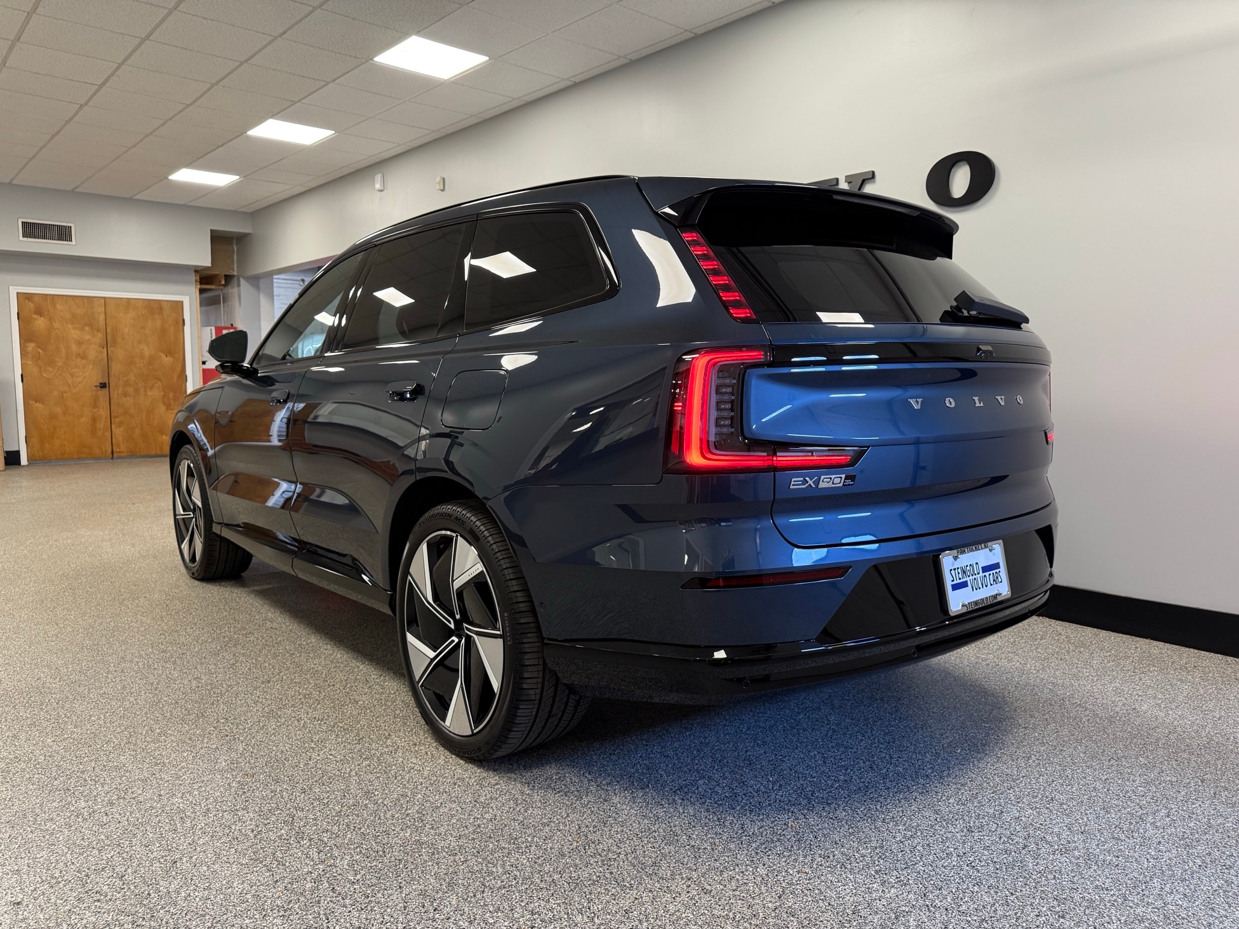 new 2025 Volvo EX90 car, priced at $91,290