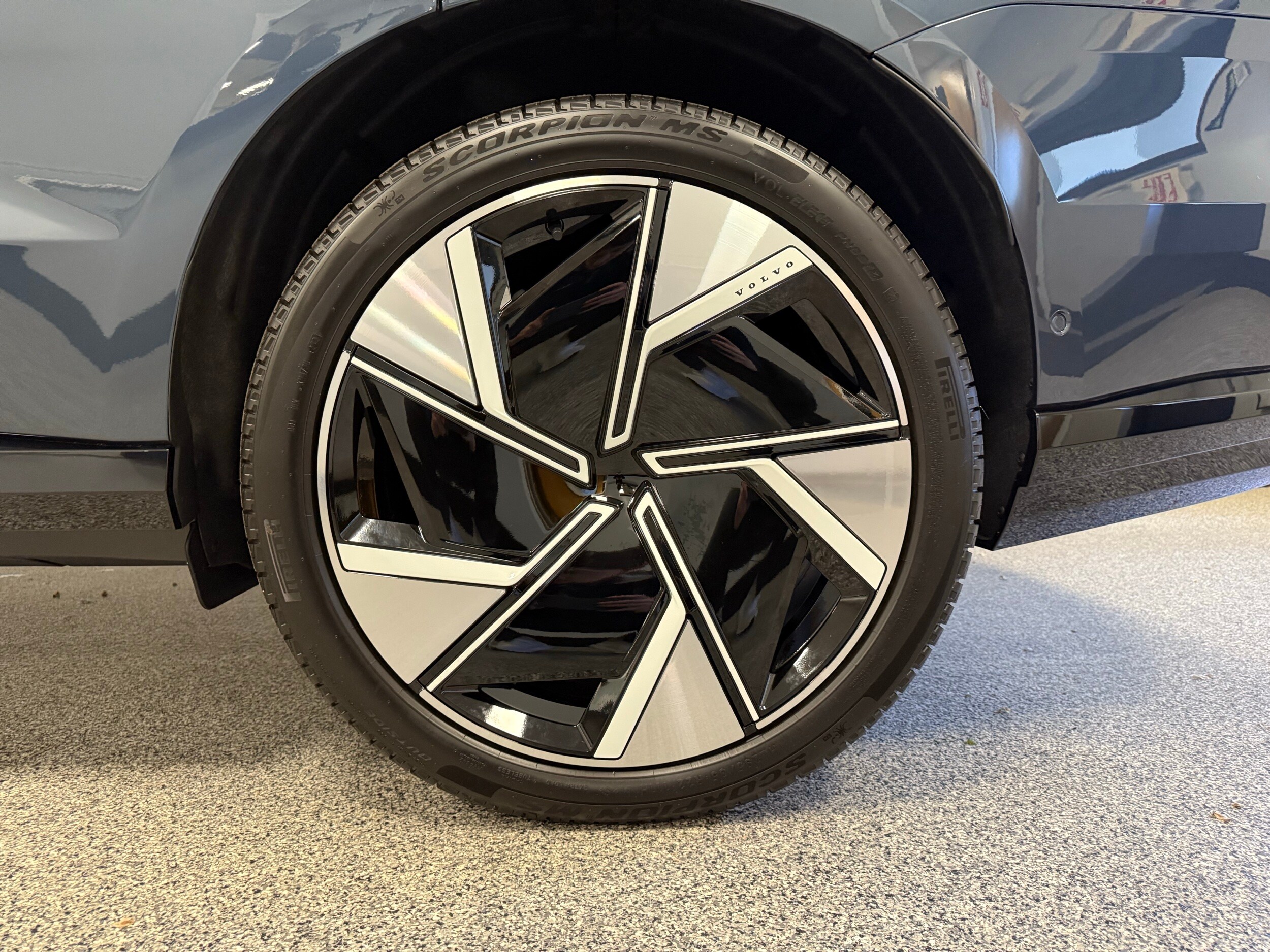 new 2025 Volvo EX90 car, priced at $91,290
