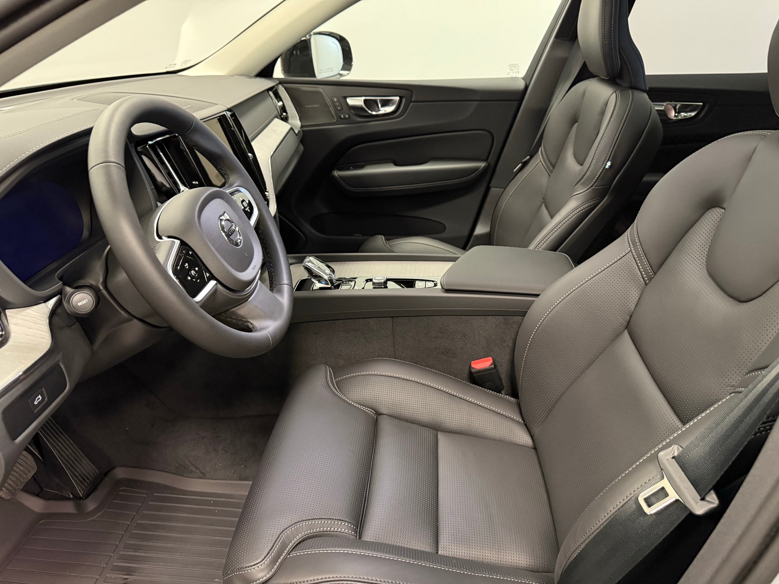 new 2025 Volvo XC60 car, priced at $61,400