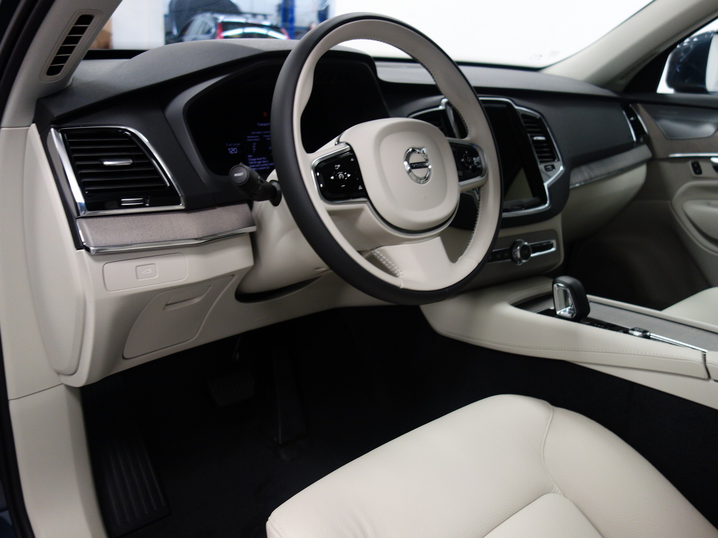 new 2025 Volvo XC90 car, priced at $69,950