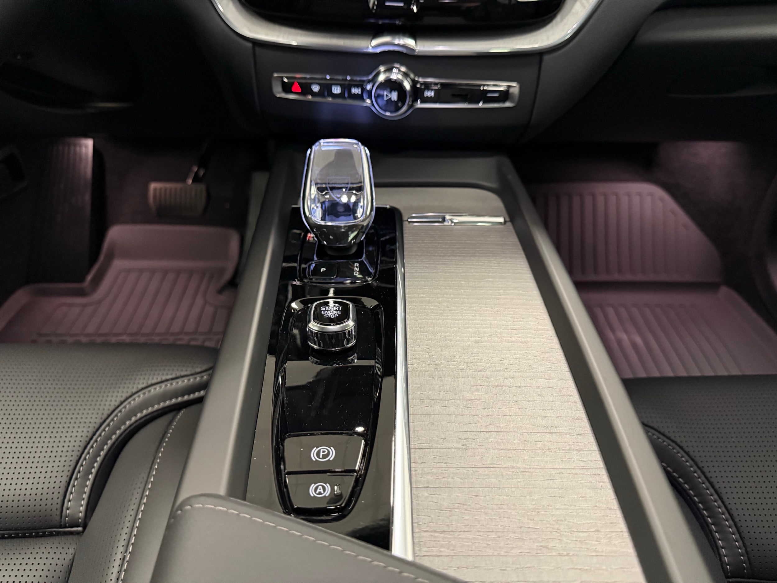 new 2025 Volvo XC60 car, priced at $61,400