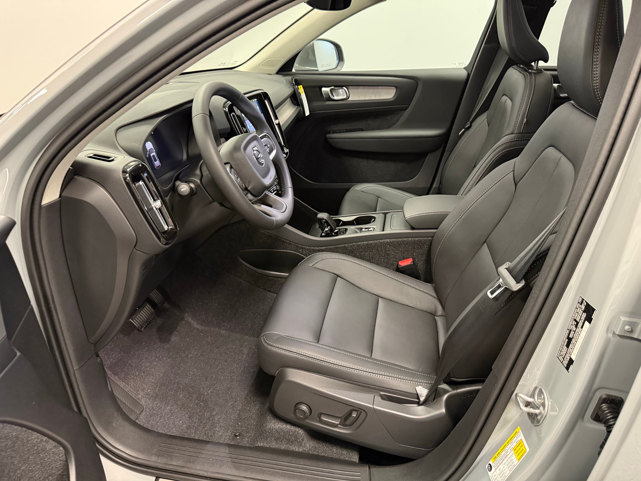new 2025 Volvo XC40 car, priced at $46,035
